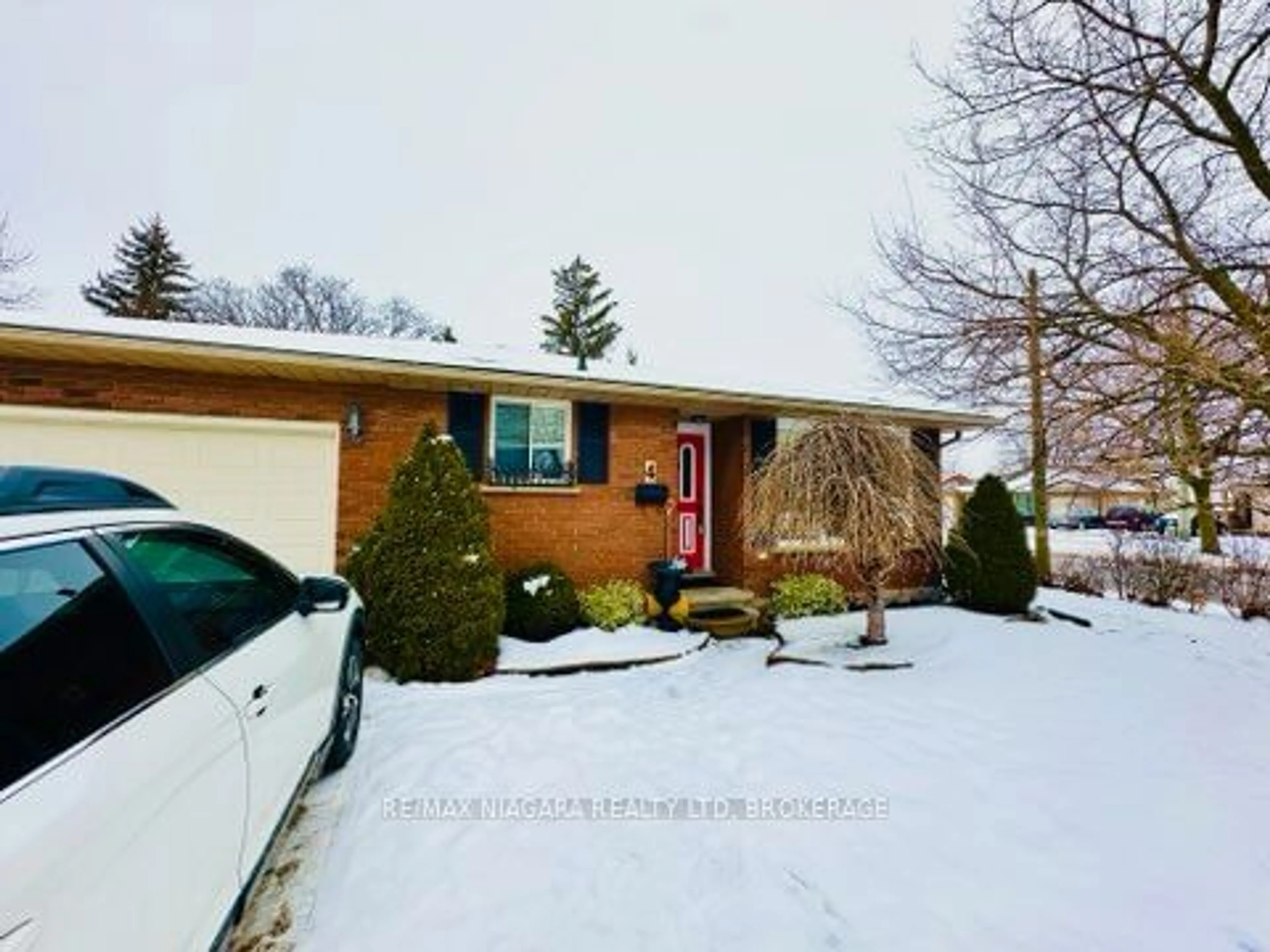 A pic from outside/outdoor area/front of a property/back of a property/a pic from drone, street for 4 College Park Dr, Welland Ontario L3C 6Z6