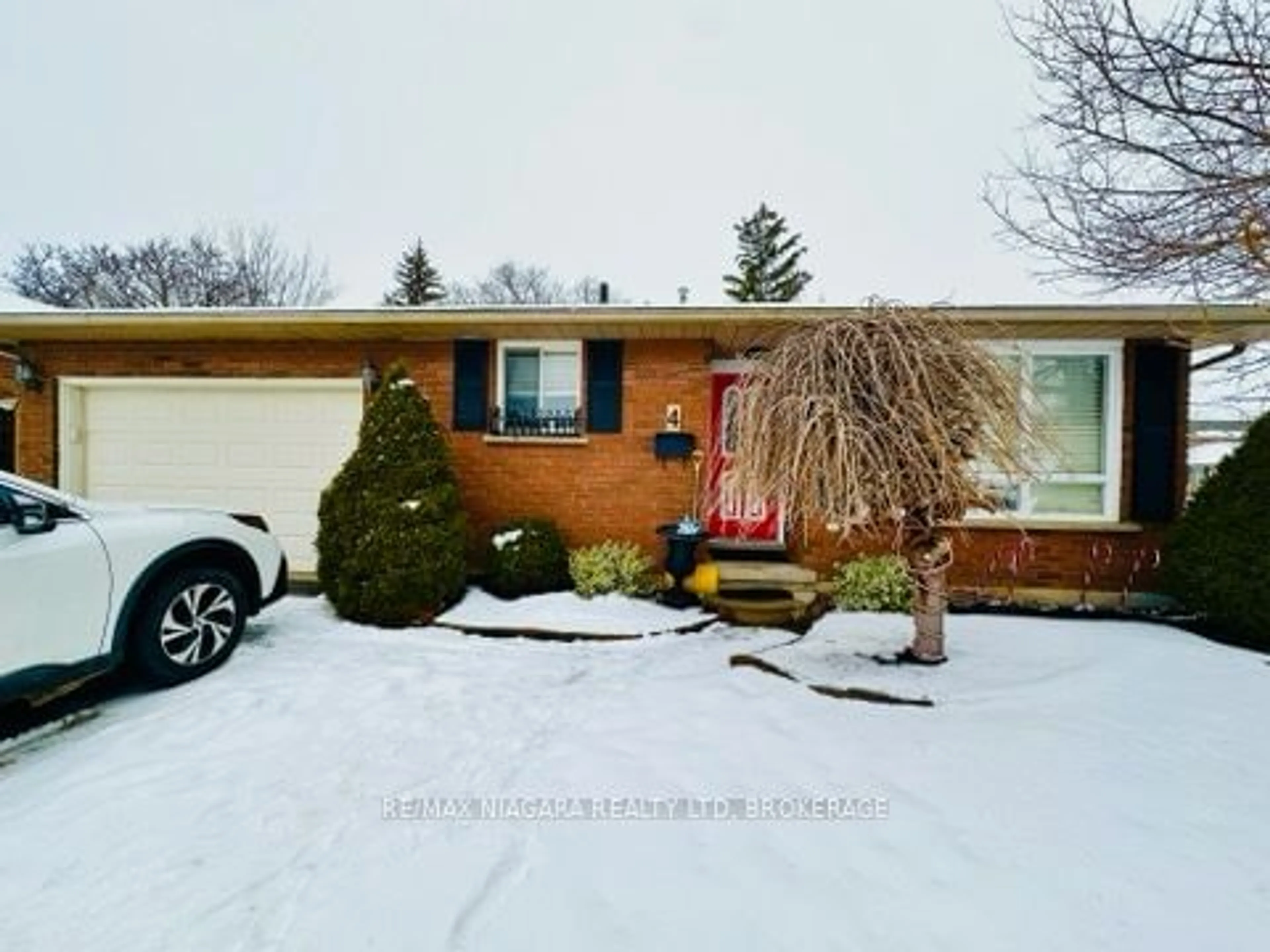 Home with brick exterior material, street for 4 College Park Dr, Welland Ontario L3C 6Z6