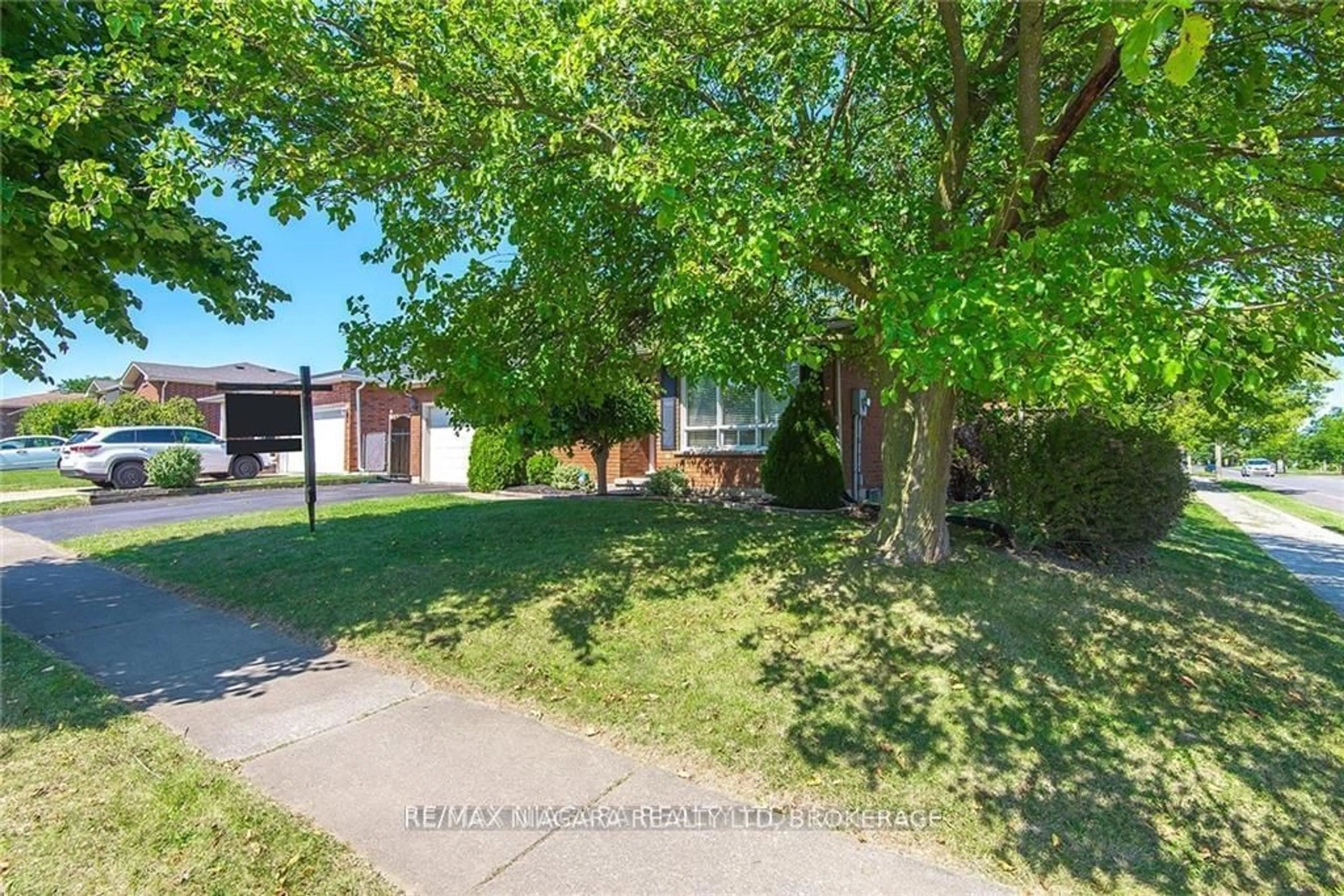 A pic from outside/outdoor area/front of a property/back of a property/a pic from drone, street for 4 College Park Dr, Welland Ontario L3C 6Z6