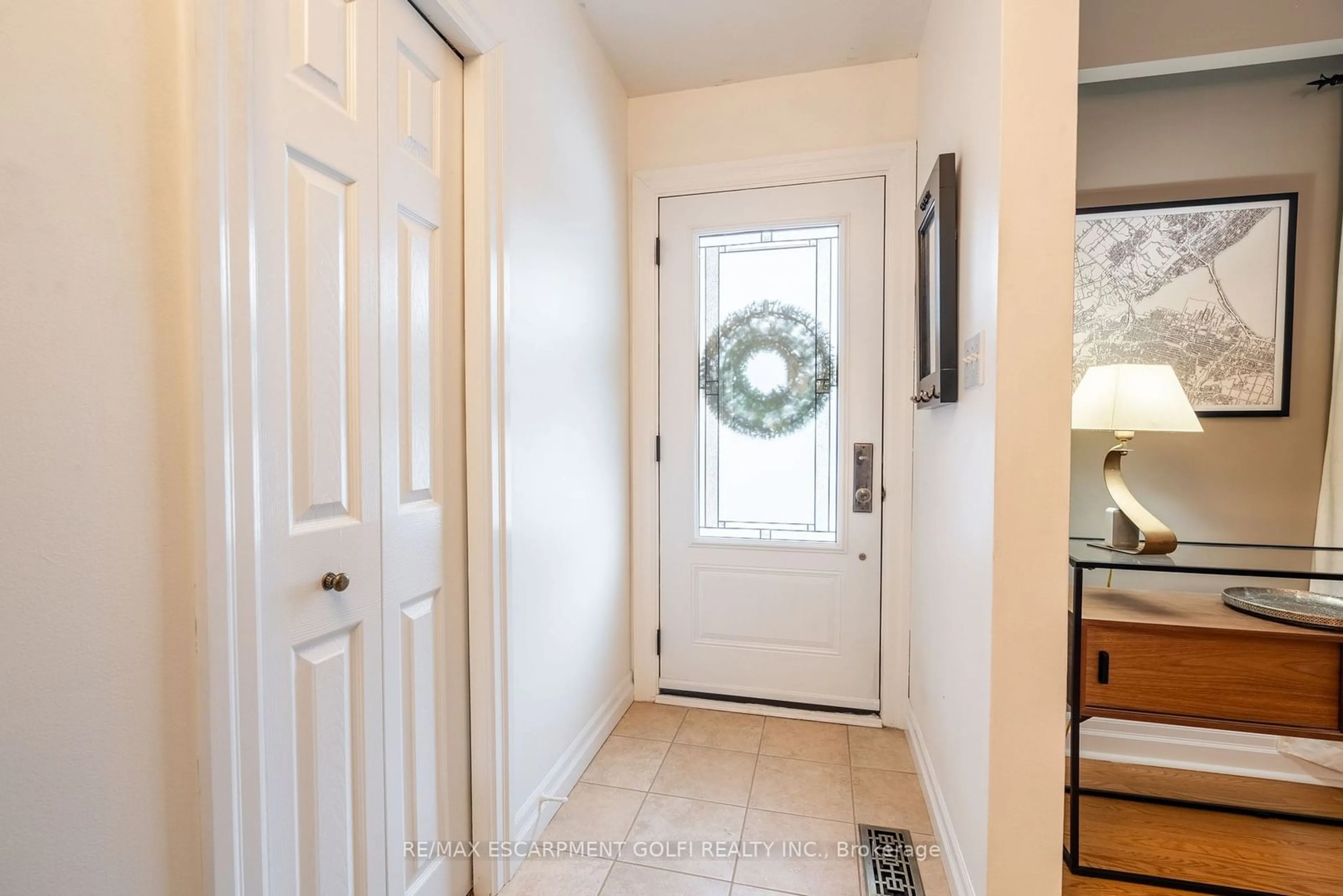 Indoor entryway for 43 Bruce Park Dr, Hamilton Ontario L9A 3G5