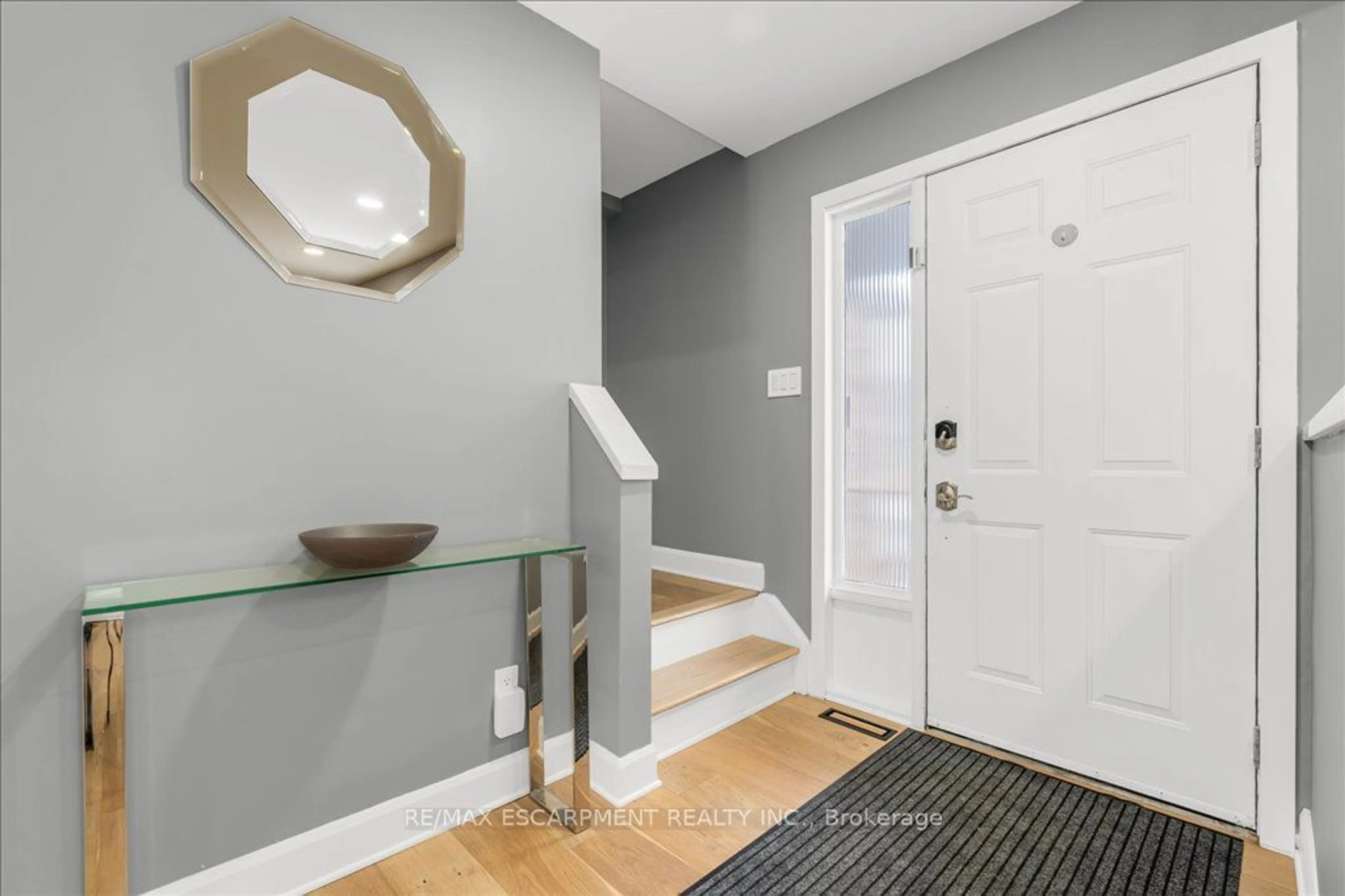 Indoor entryway for 19 BAL HARBOUR Dr, Grimsby Ontario L3M 4P4