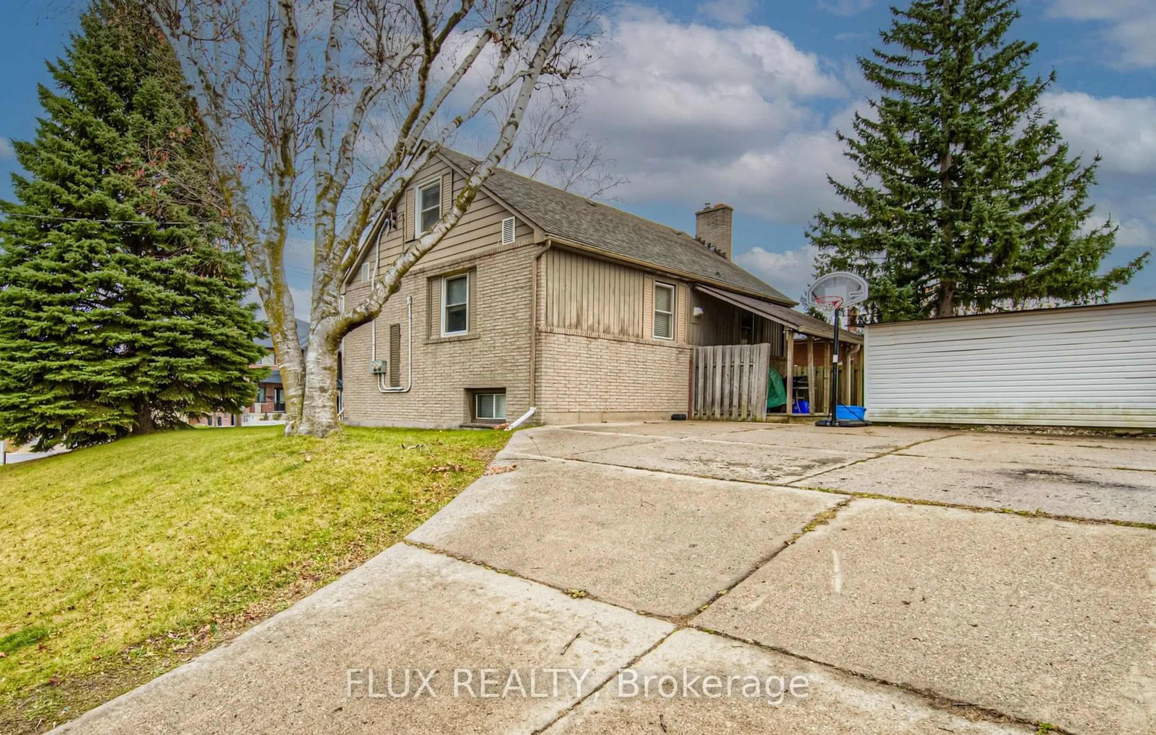 A pic from outside/outdoor area/front of a property/back of a property/a pic from drone, street for 119 Walker St, Kitchener Ontario N2A 1S4