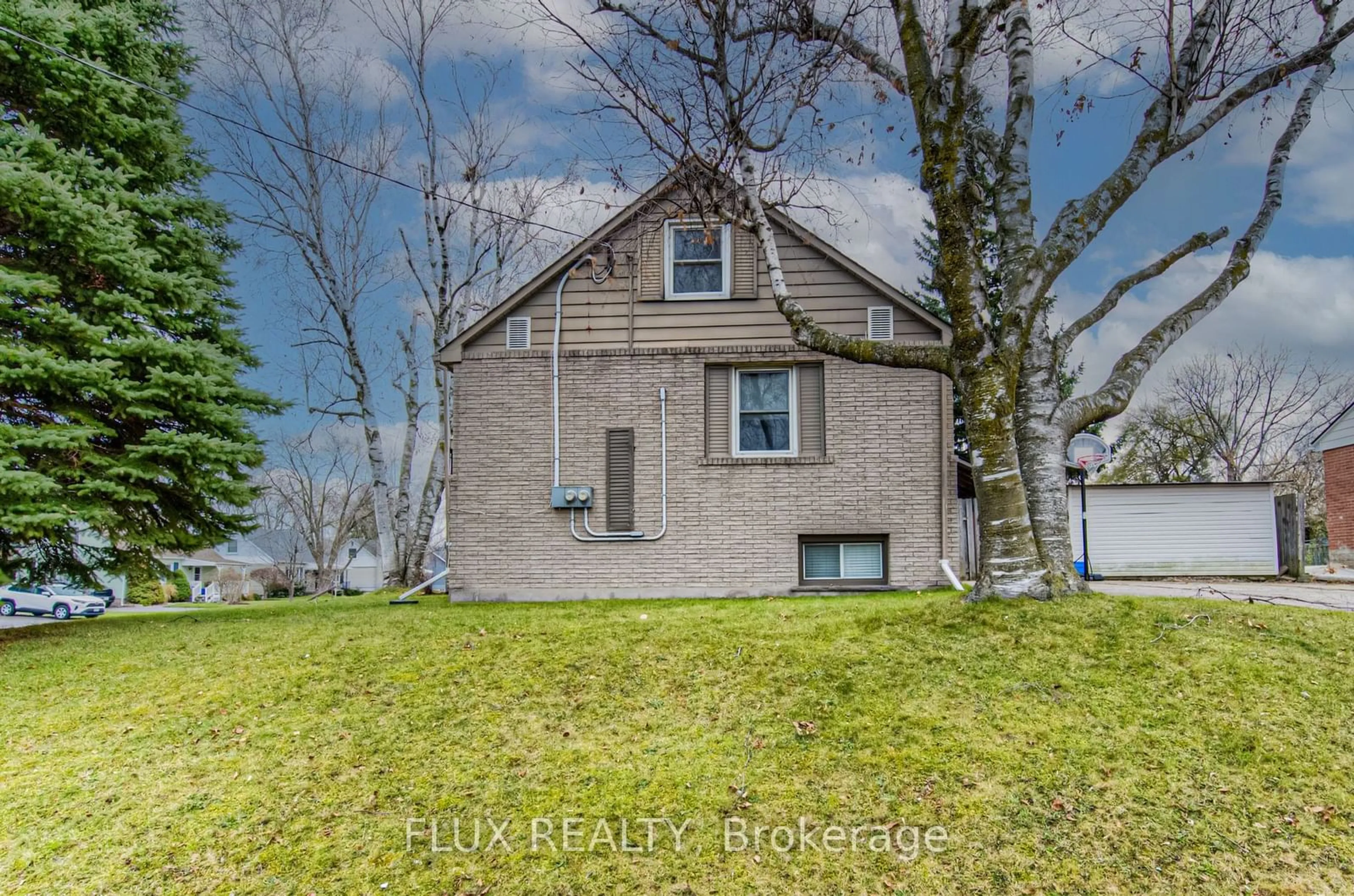 A pic from outside/outdoor area/front of a property/back of a property/a pic from drone, water/lake/river/ocean view for 119 Walker St, Kitchener Ontario N2A 1S4