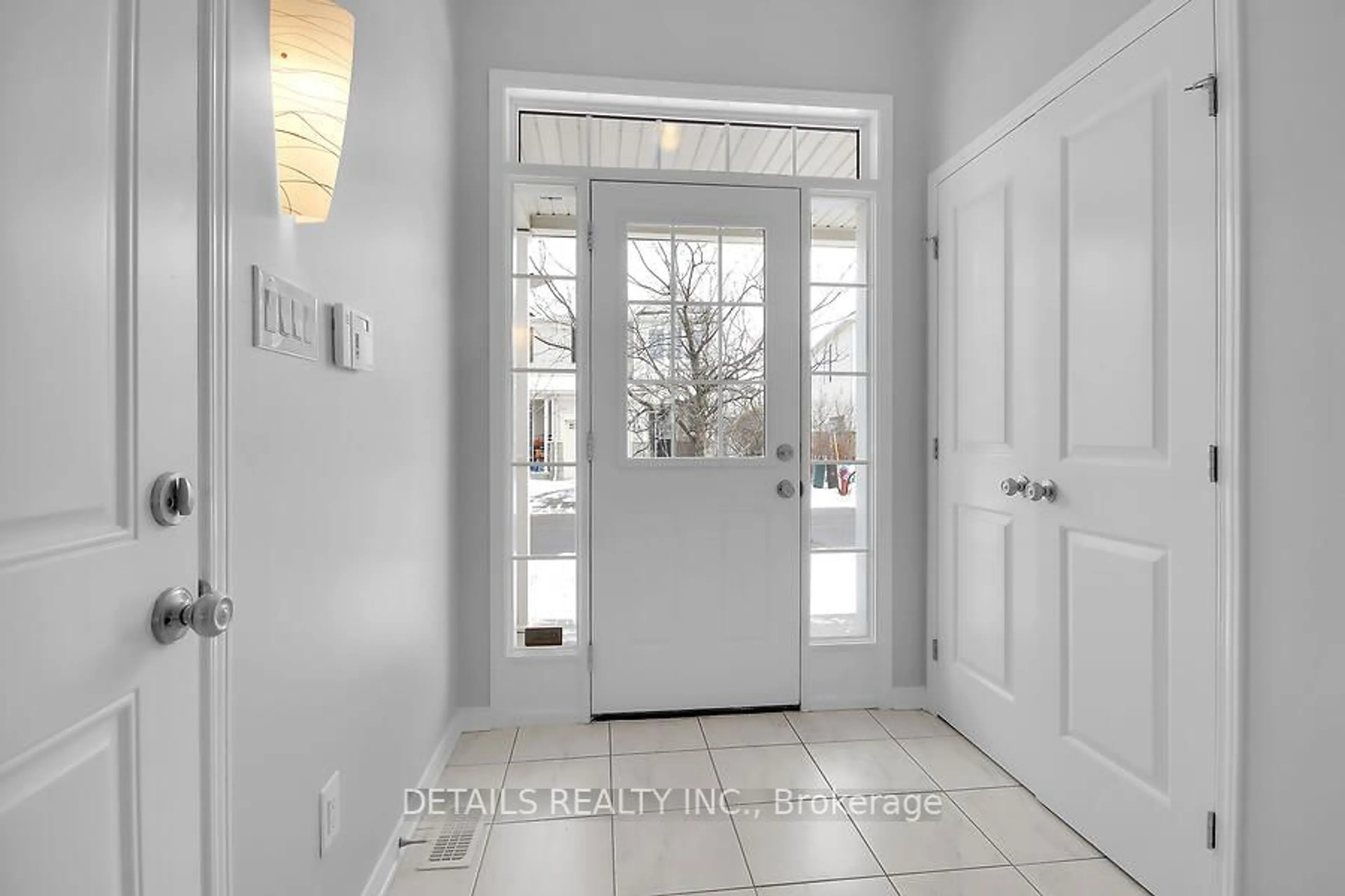 Indoor entryway for 872 Kennacraig, Barrhaven Ontario K2J 5T5