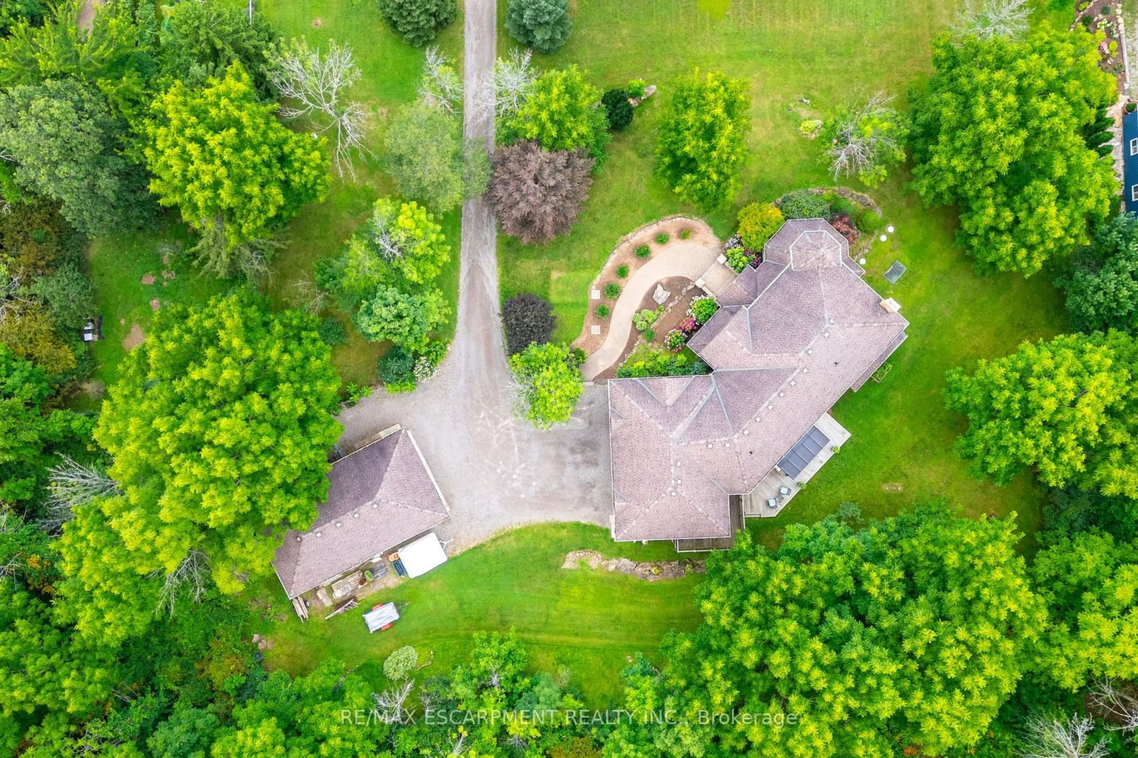 A pic from outside/outdoor area/front of a property/back of a property/a pic from drone, street for 86 Ridge Rd, Grimsby Ontario L3M 4E7