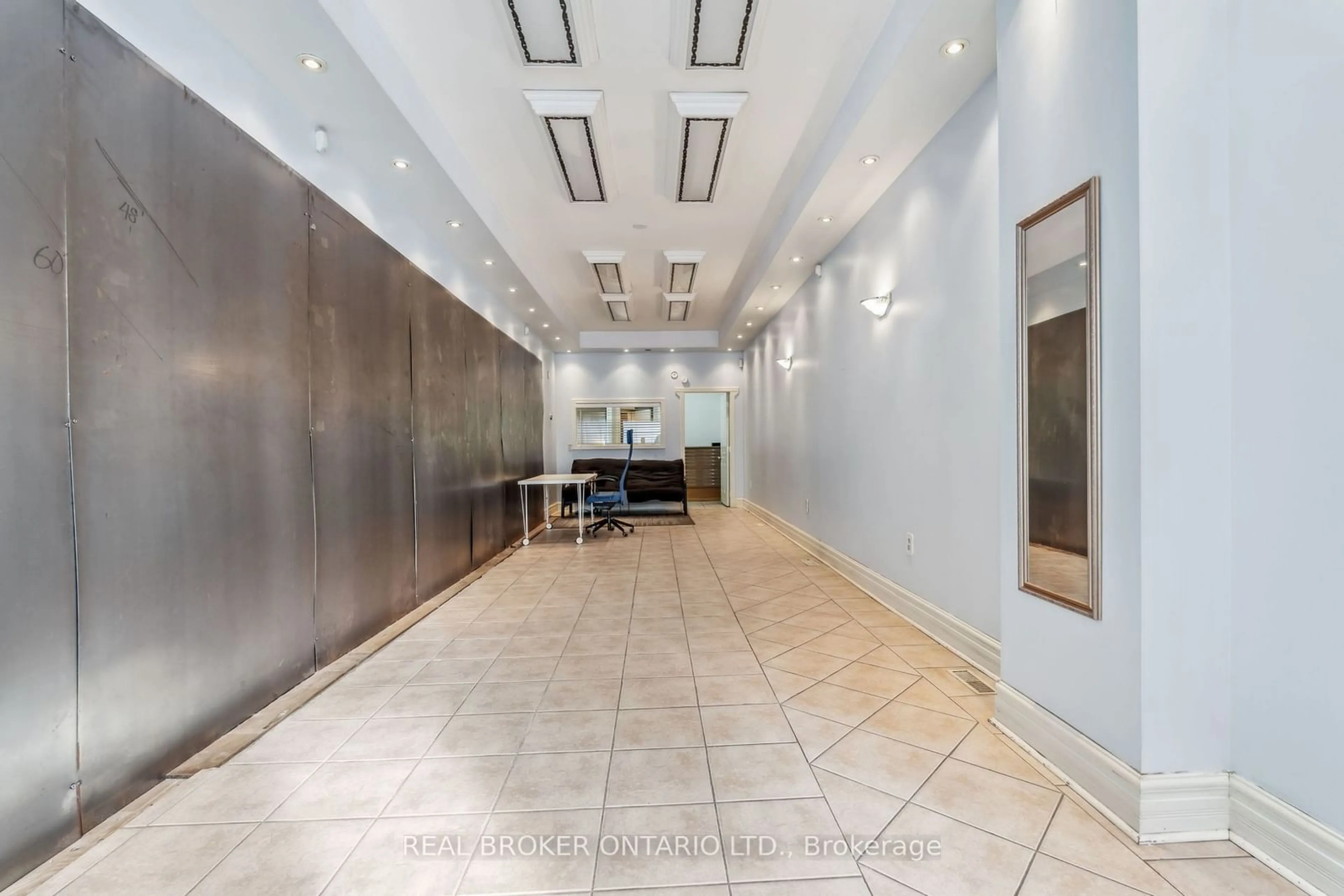 Indoor foyer for 197 King St, Hamilton Ontario L8N 1B3