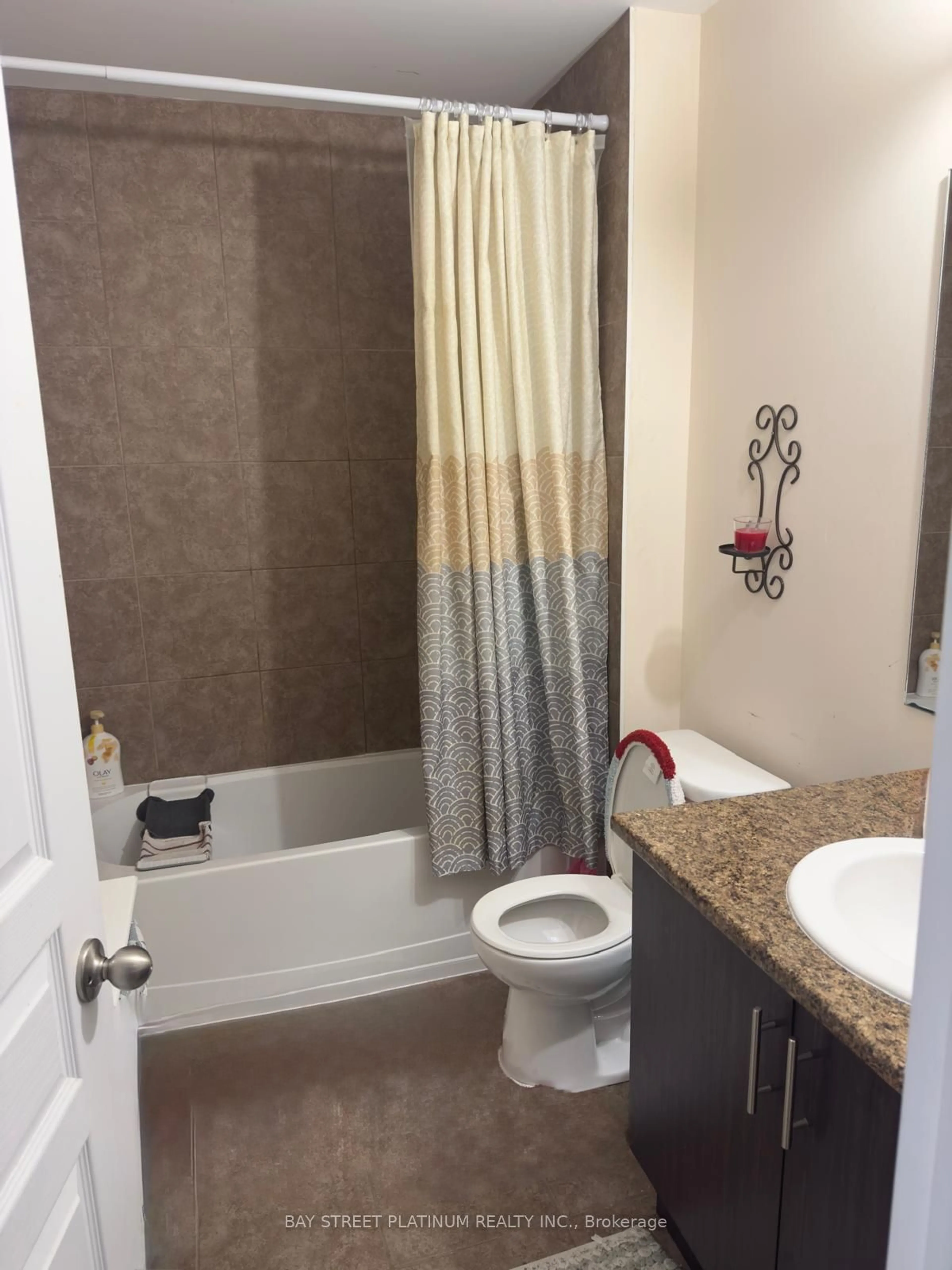 Standard bathroom, unknown for 222 Lormont Blvd Blvd, Hamilton Ontario L8J 0K2