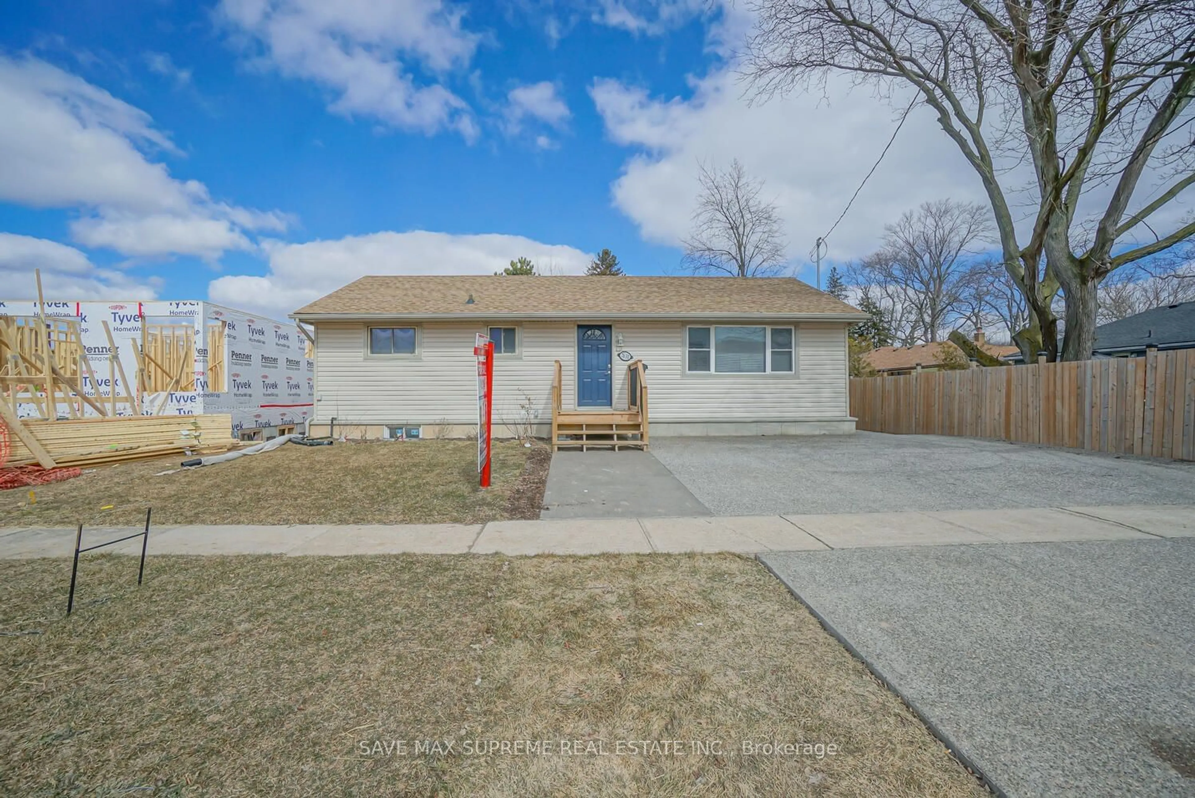 A pic from outside/outdoor area/front of a property/back of a property/a pic from drone, street for 7631 Wayne St, Niagara Falls Ontario L2H 1G7