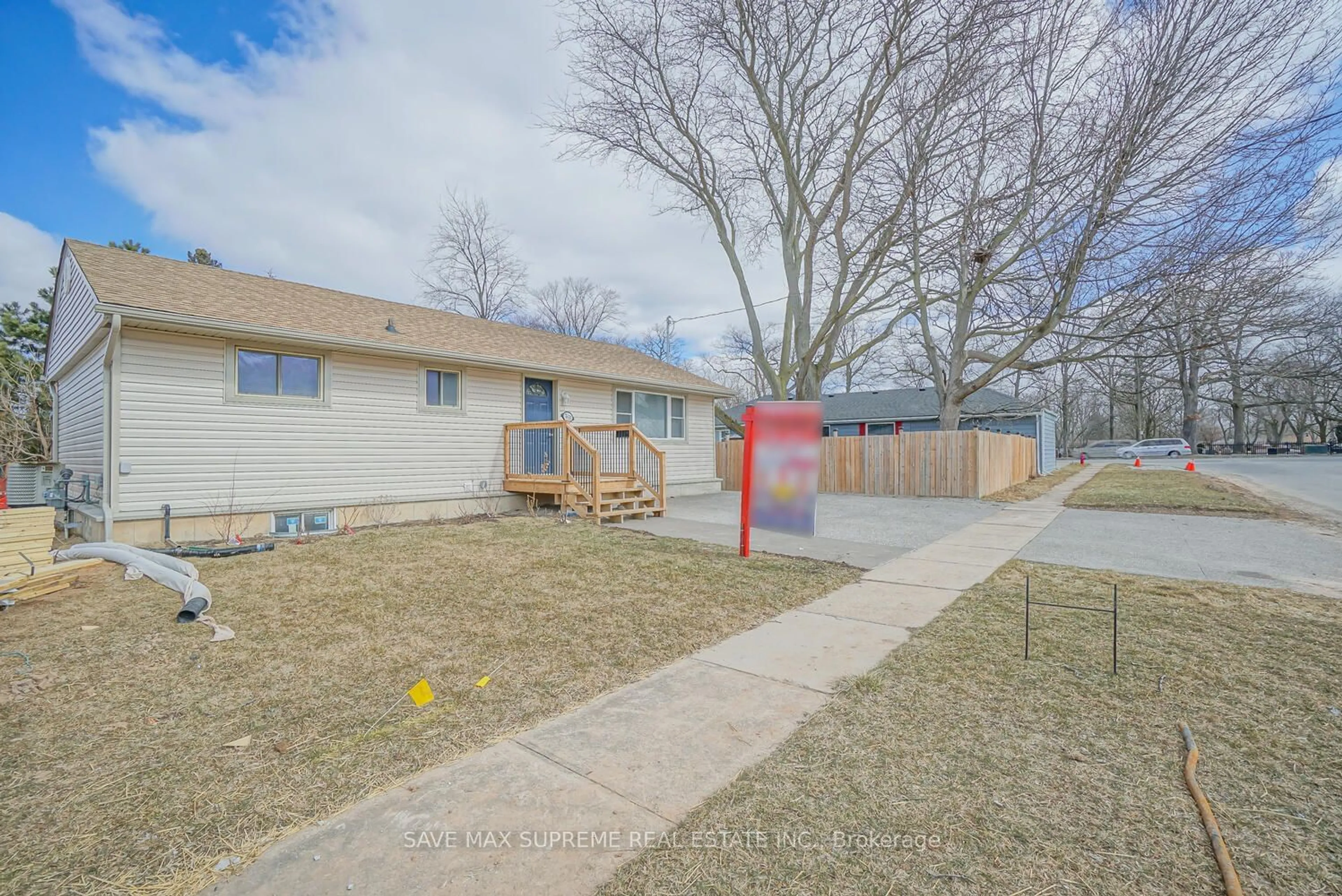 A pic from outside/outdoor area/front of a property/back of a property/a pic from drone, street for 7631 Wayne St, Niagara Falls Ontario L2H 1G7