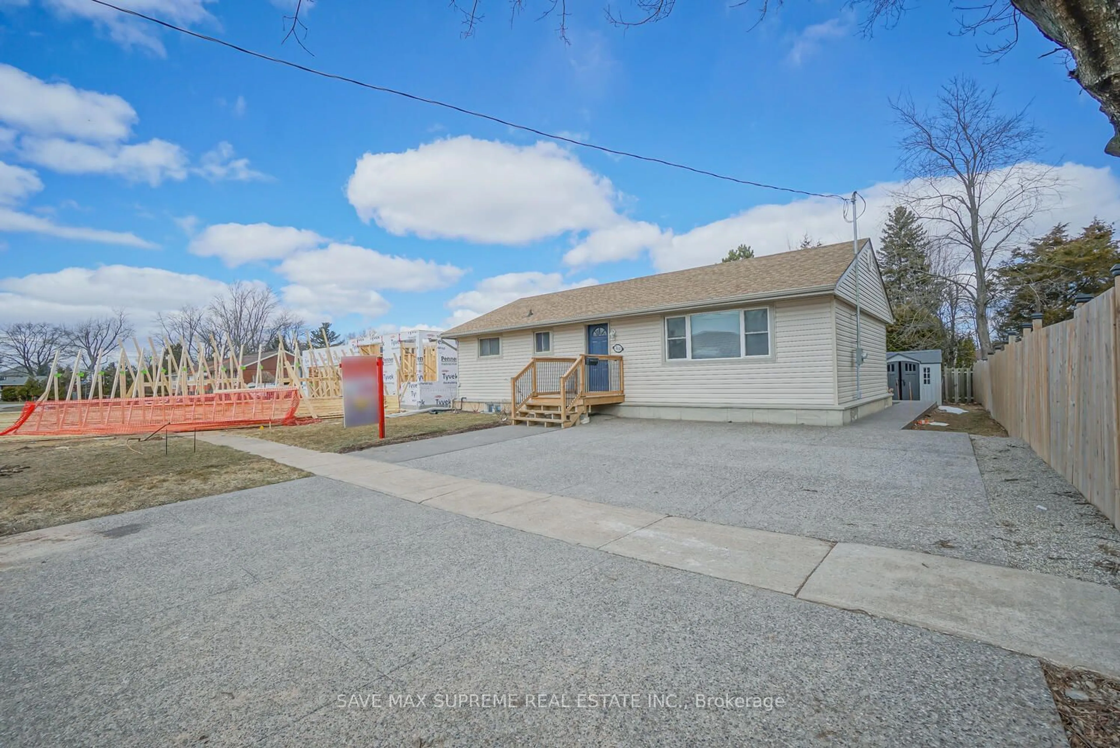 A pic from outside/outdoor area/front of a property/back of a property/a pic from drone, street for 7631 Wayne St, Niagara Falls Ontario L2H 1G7