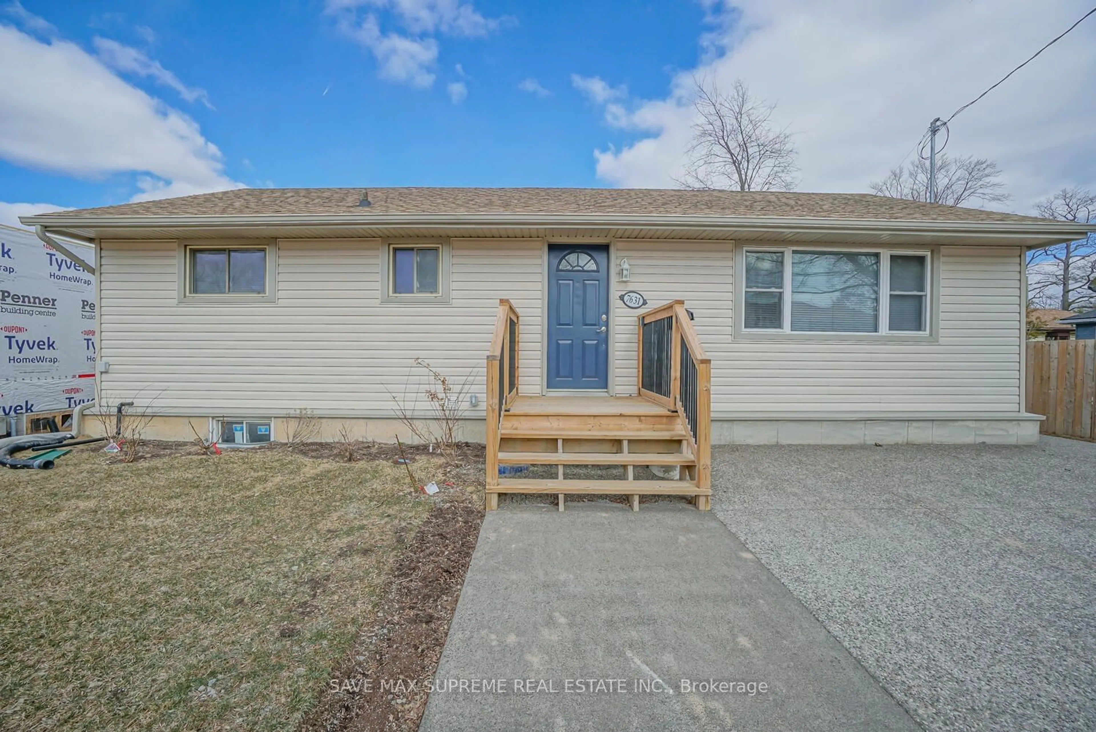 Home with vinyl exterior material, street for 7631 Wayne St, Niagara Falls Ontario L2H 1G7