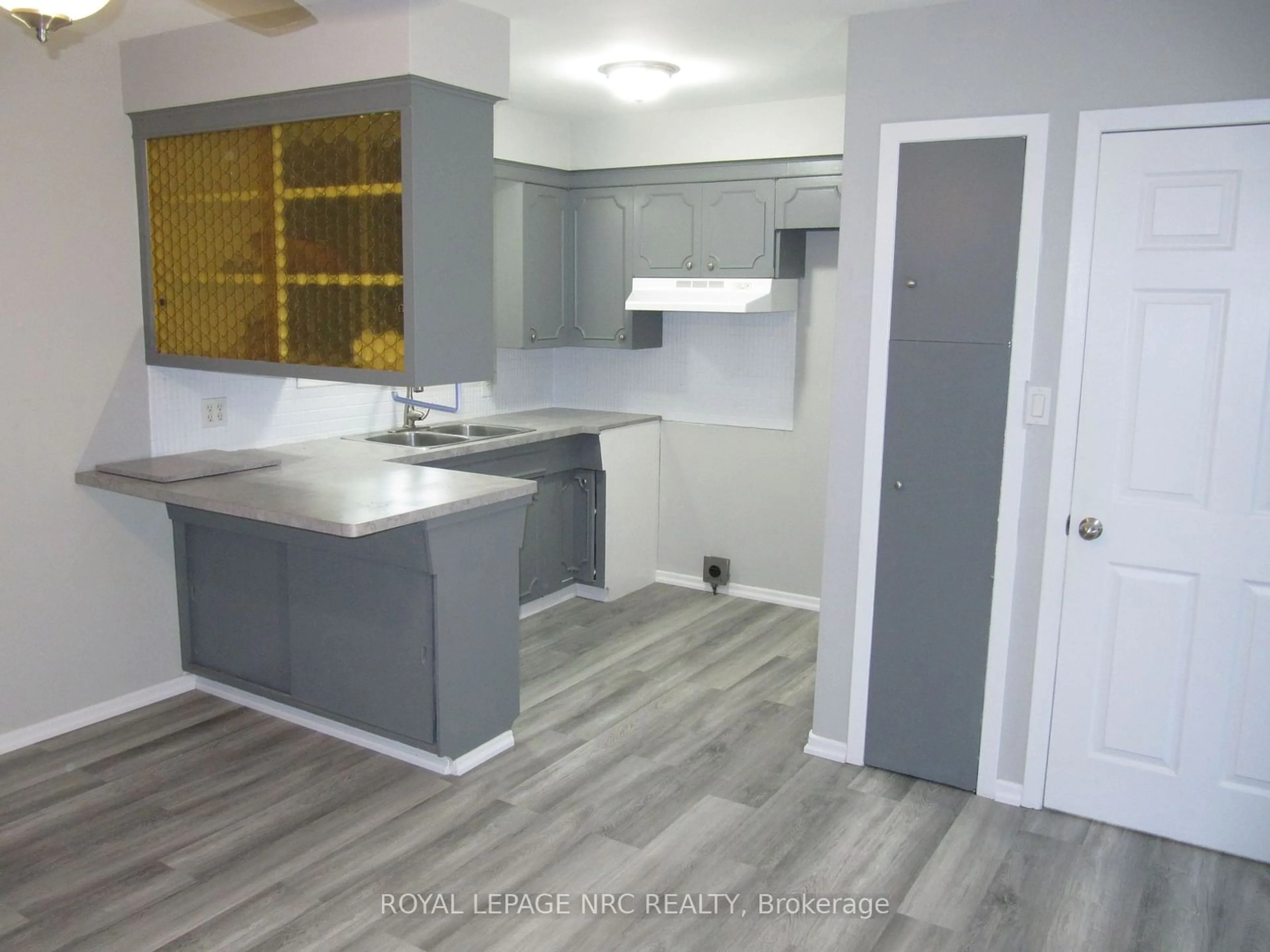 Open concept kitchen, unknown for 2 Black Knight Rd, St. Catharines Ontario L2N 3C1