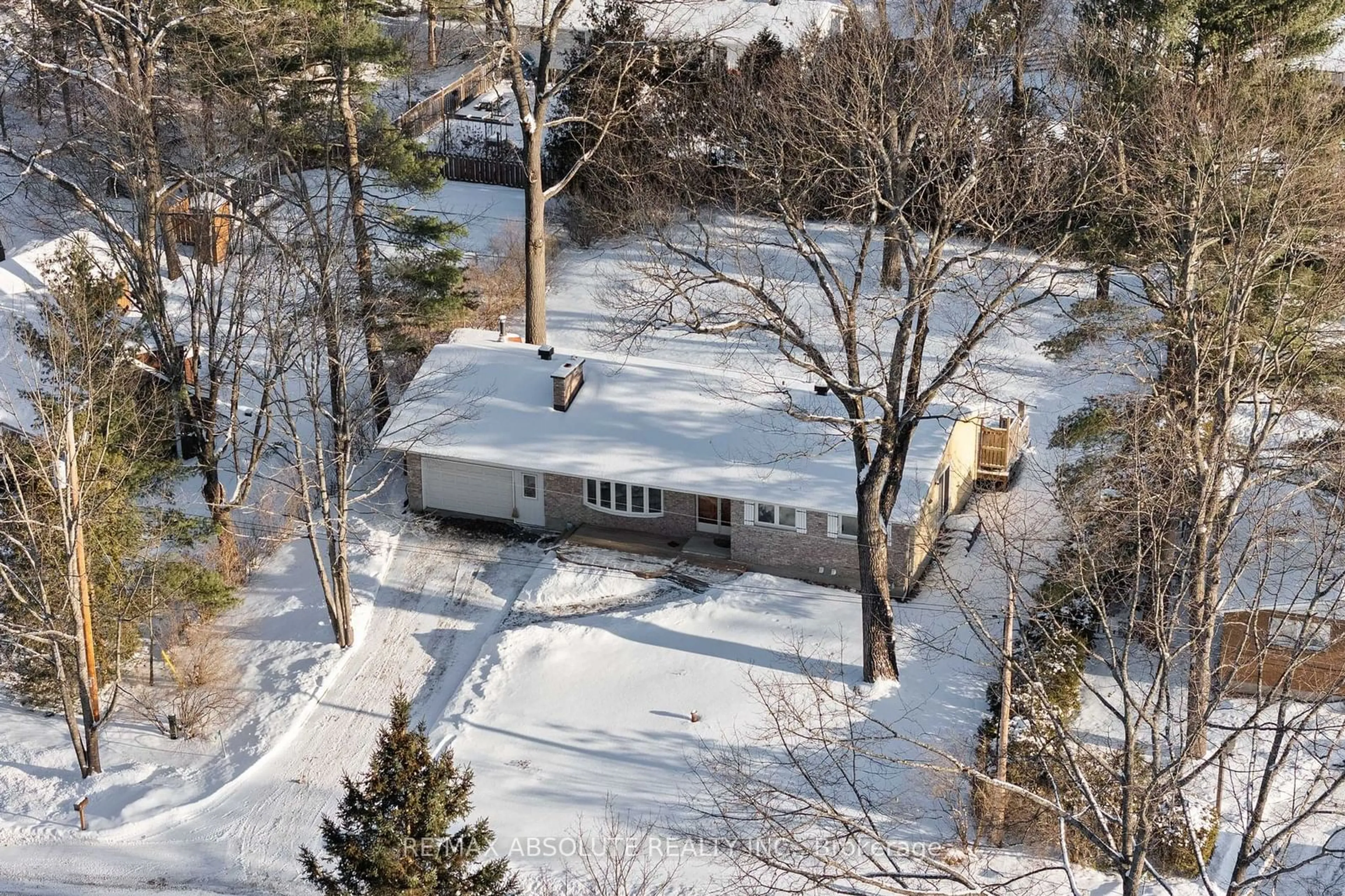 A pic from outside/outdoor area/front of a property/back of a property/a pic from drone, street for 118 Resthaven Ave, Constance Bay - Dunrobin - Kilmaurs - Woodlawn Ontario K0A 3M0