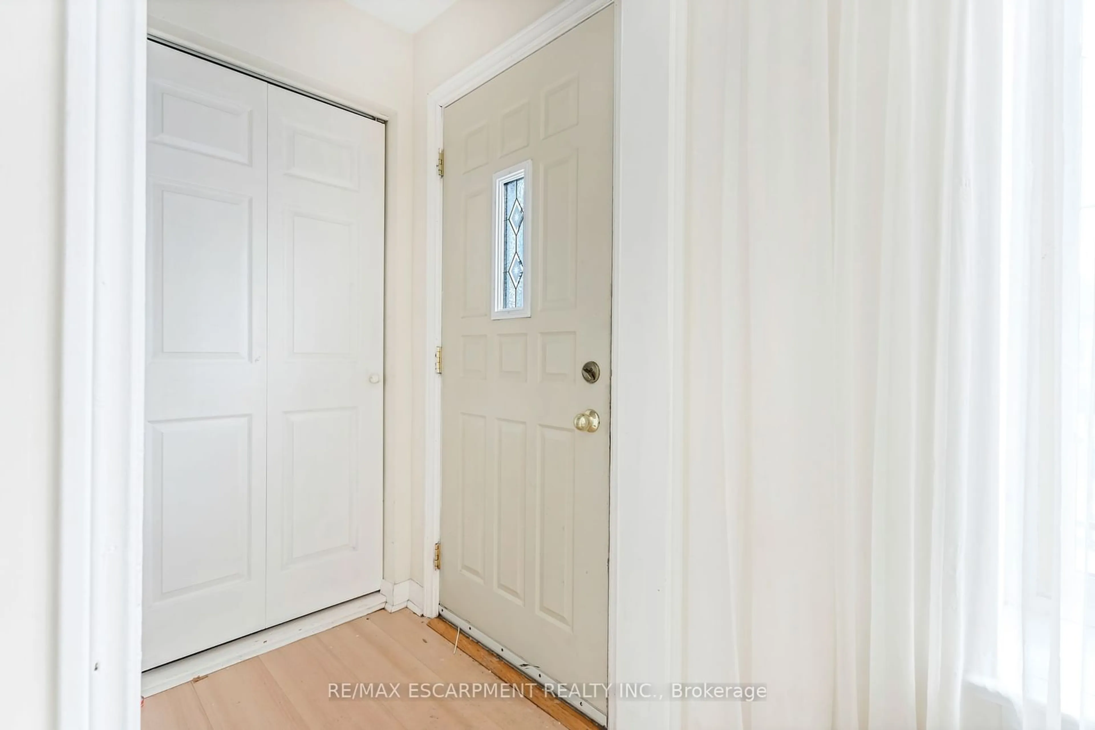 Indoor entryway for 59 Mountain Ave, Hamilton Ontario L8G 3N6