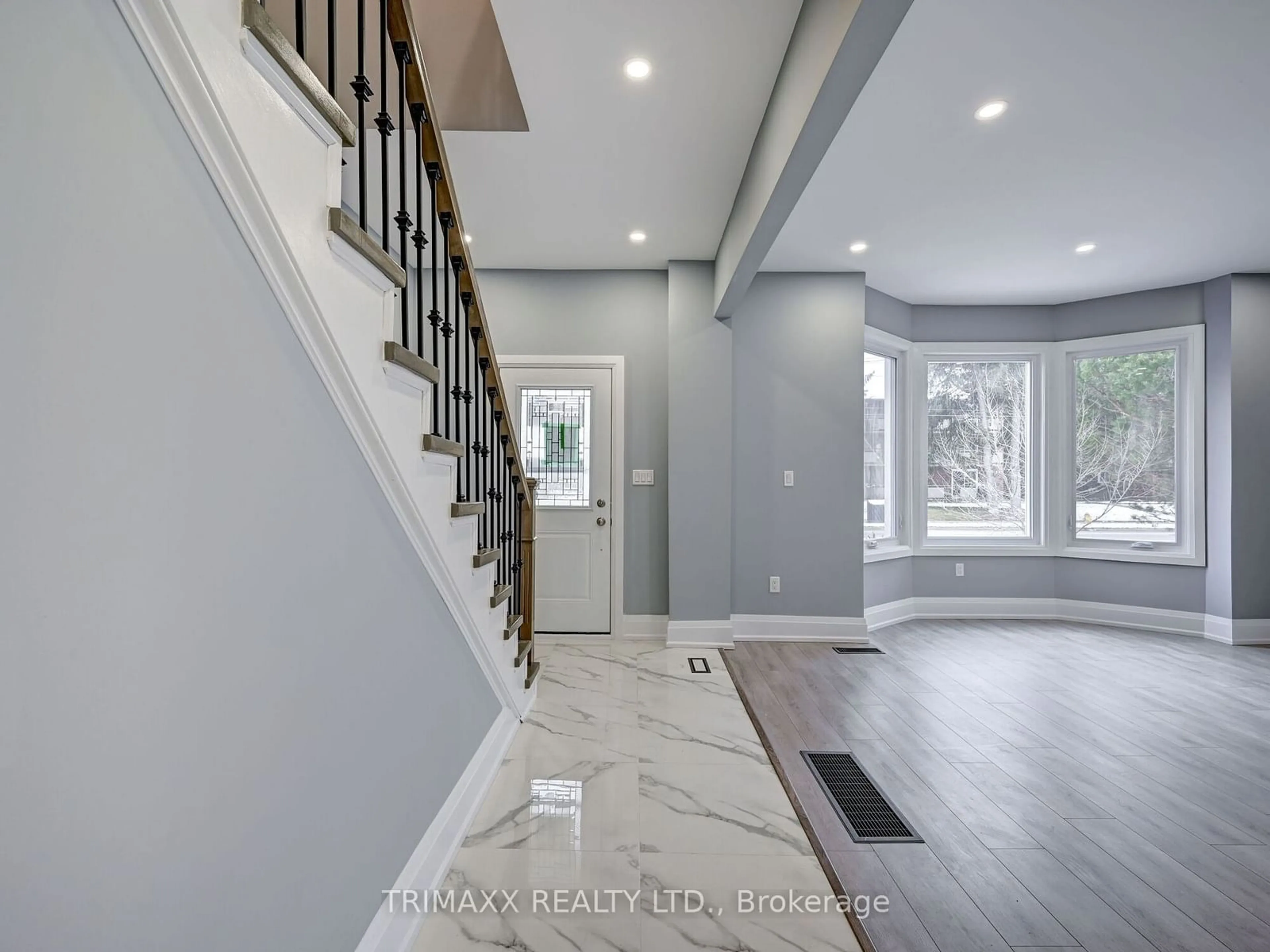 Indoor entryway for 78 Livingston Ave, Grimsby Ontario L3M 1L5