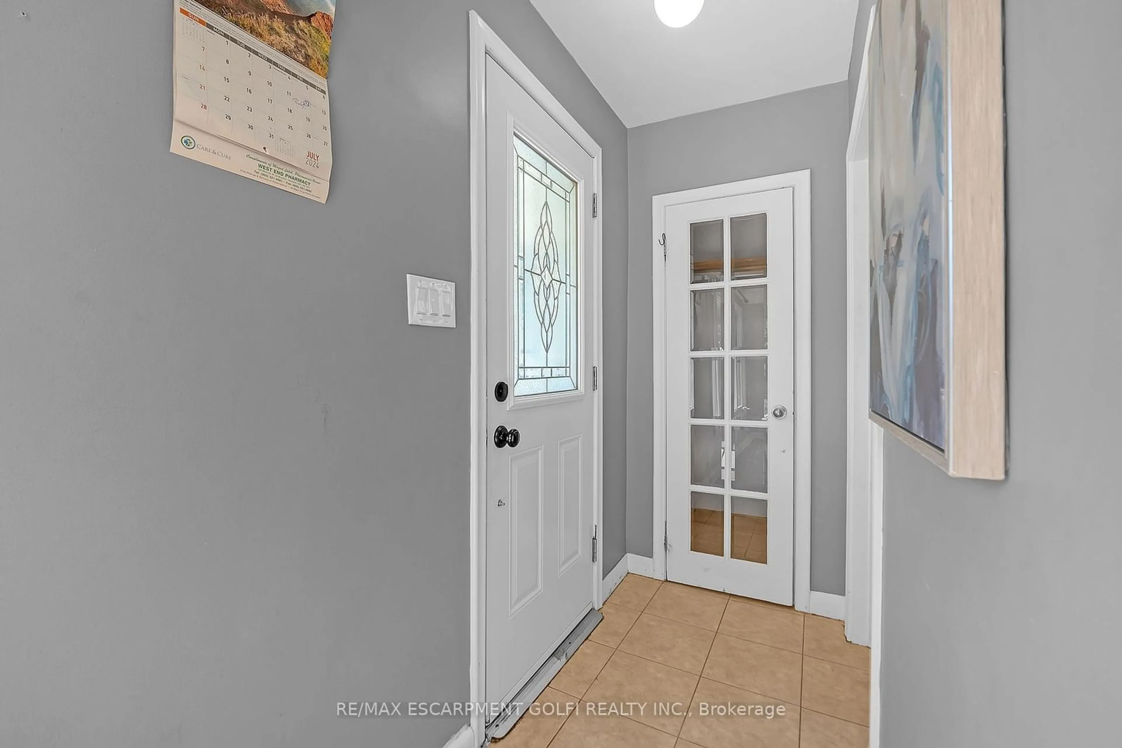 Indoor entryway for 49 Cheryl Ave, Hamilton Ontario L8V 1Y4