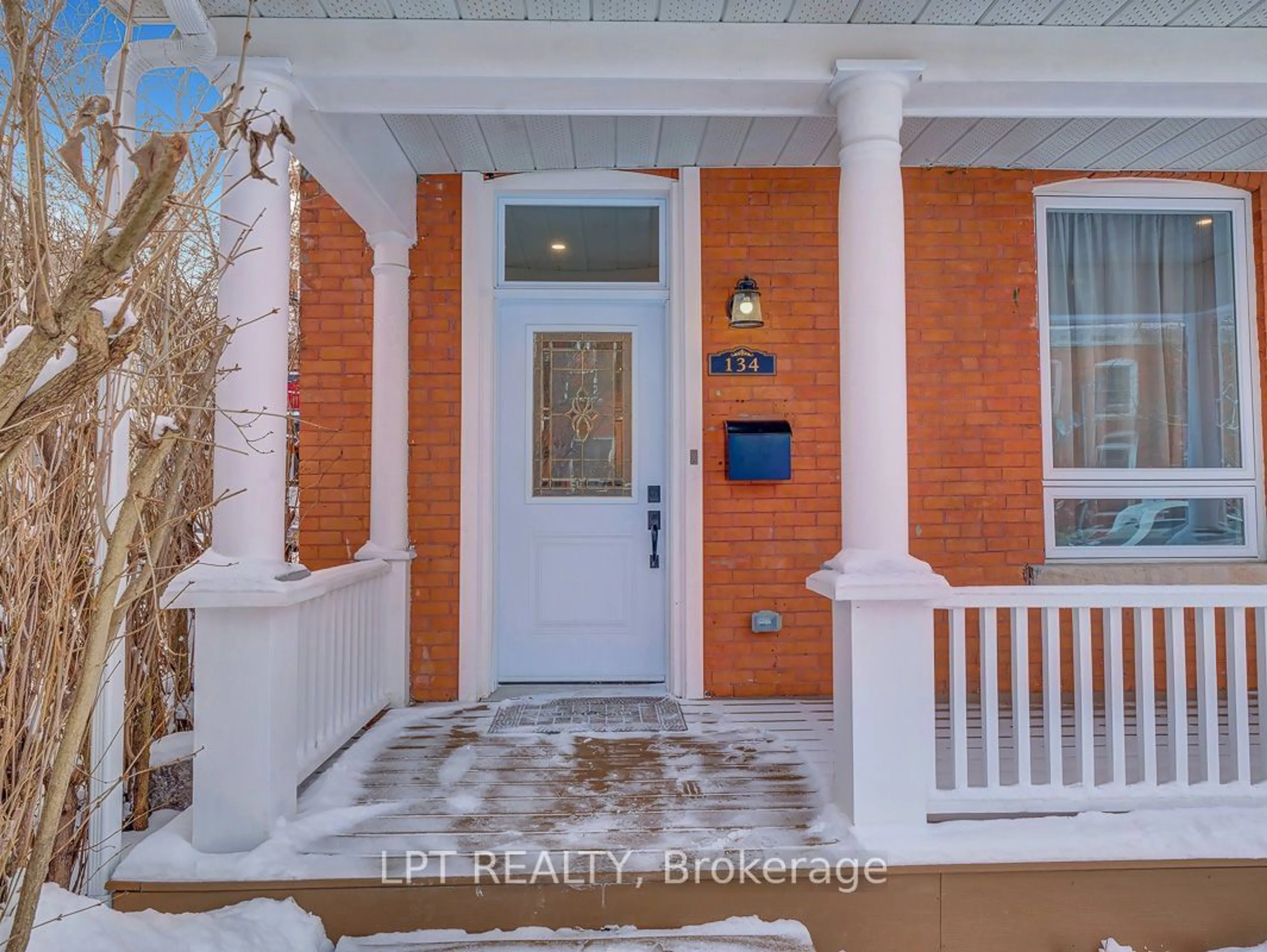 Indoor entryway for 134 Primrose Ave, West Centre Town Ontario K1R 6M5