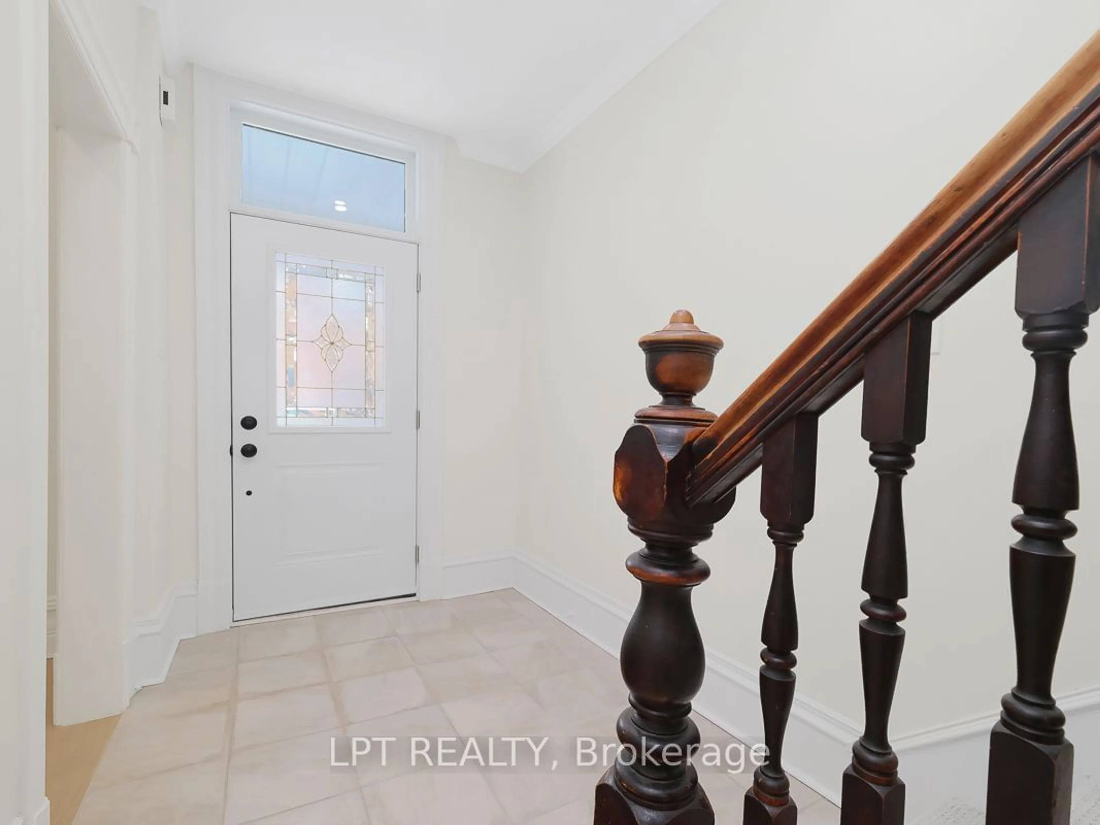 Indoor entryway for 134 Primrose Ave, West Centre Town Ontario K1R 6M5