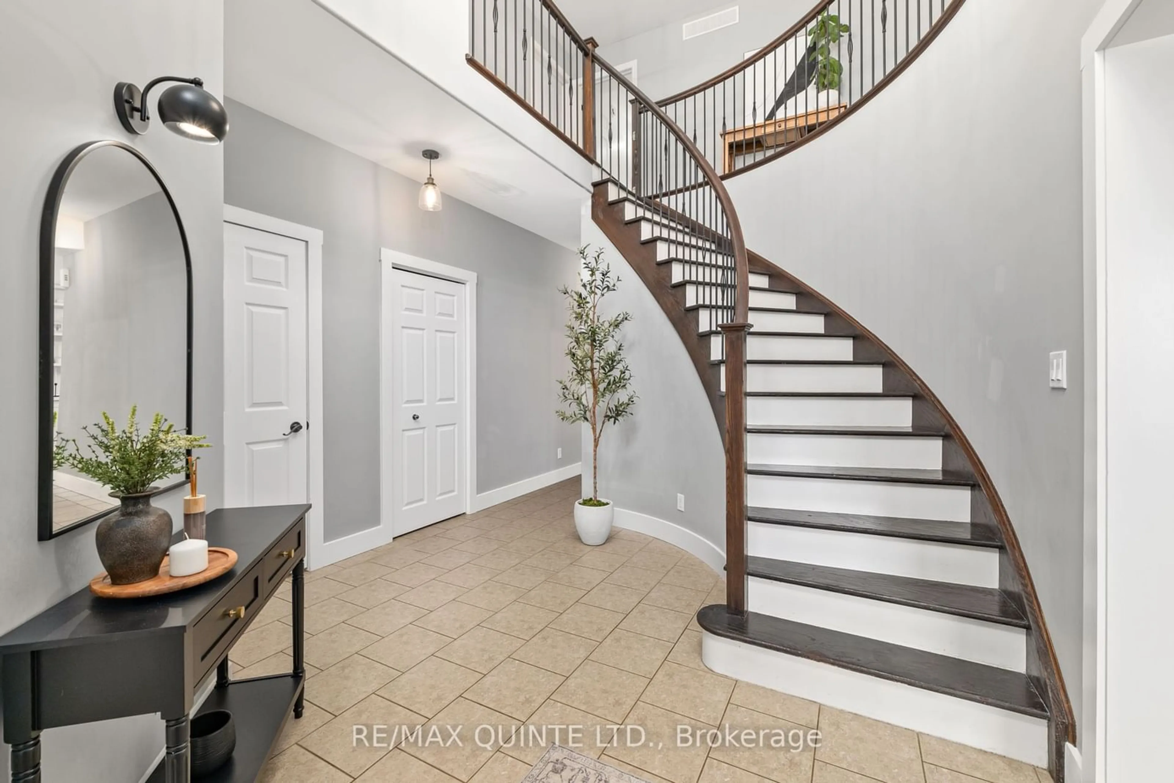 Indoor entryway for 16 Erindale Circ, Belleville Ontario K8N 0L6