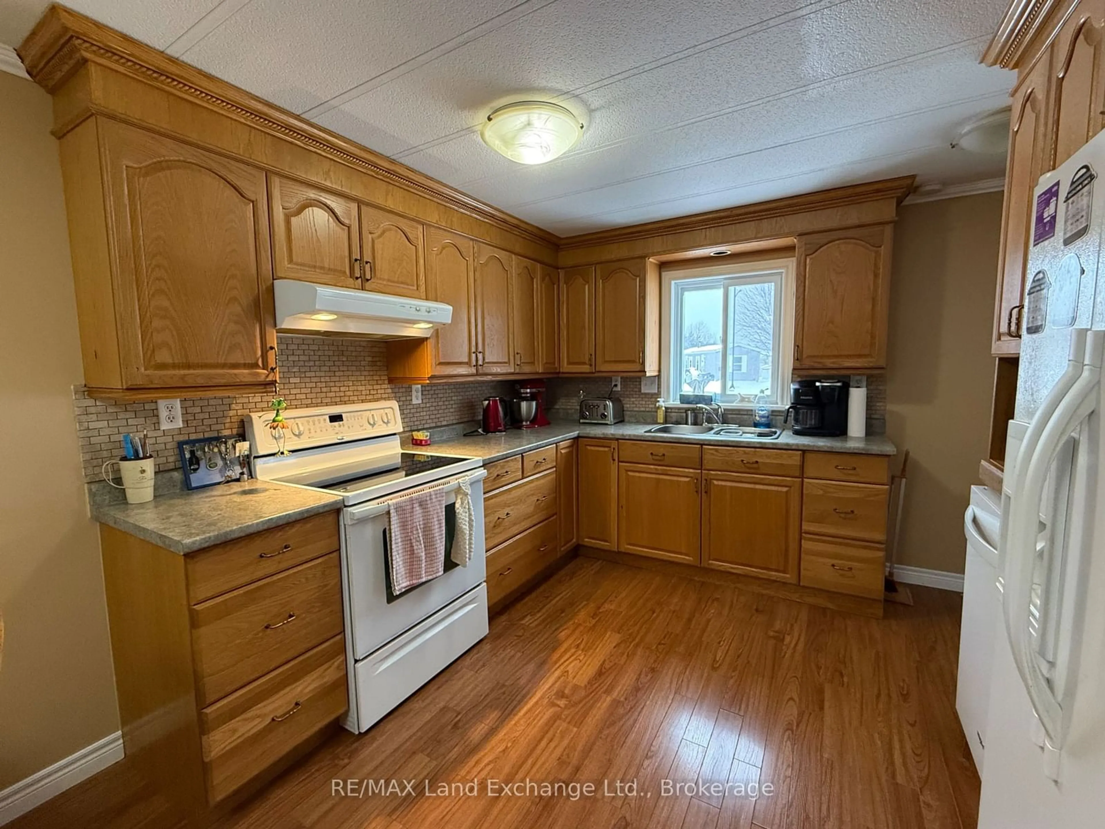 Standard kitchen, unknown for 50 Maplewood Blvd, Kincardine Ontario N0G 2T0