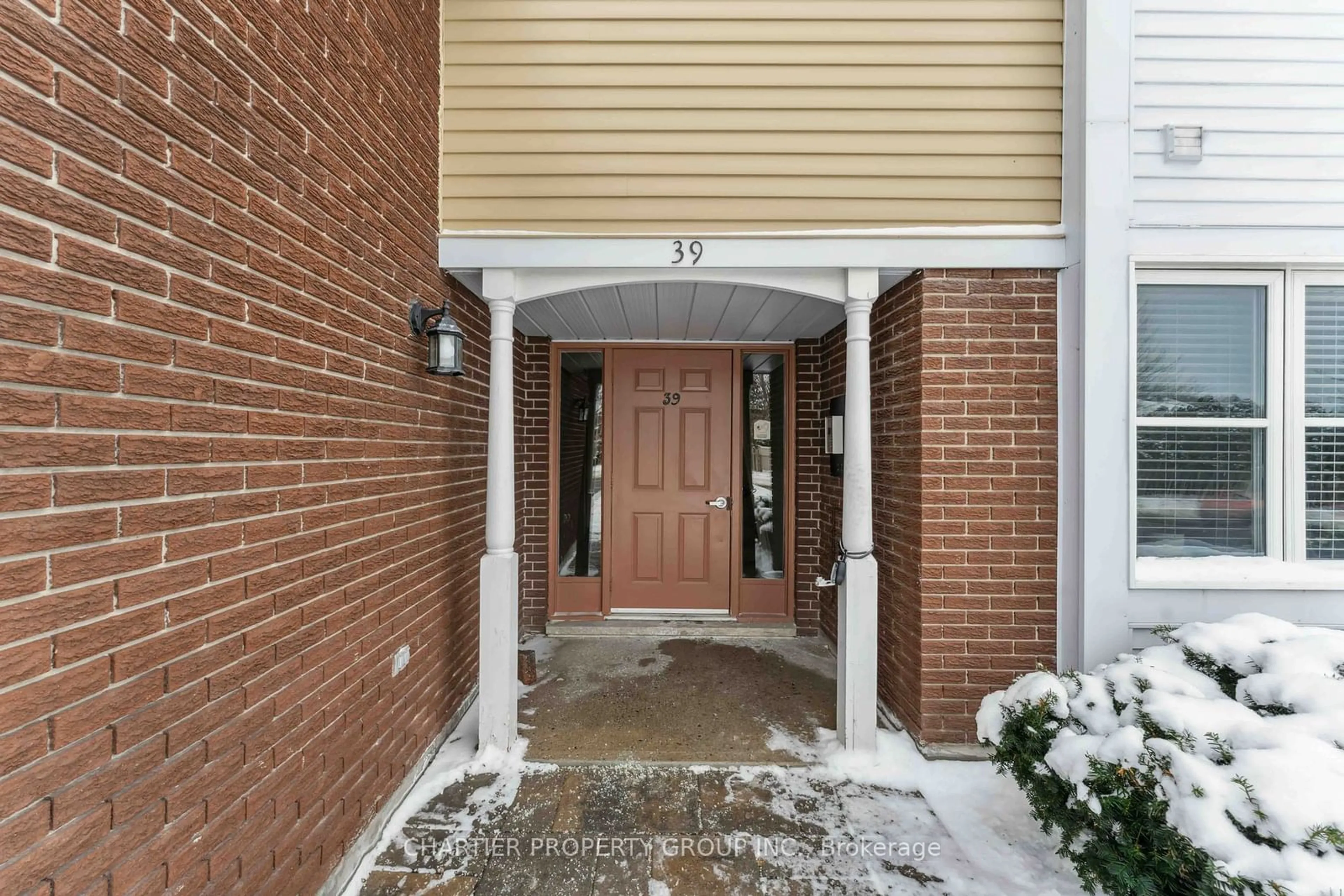 Indoor entryway for 39 Stonehaven Dr #D, Kanata Ontario K2M 1E3