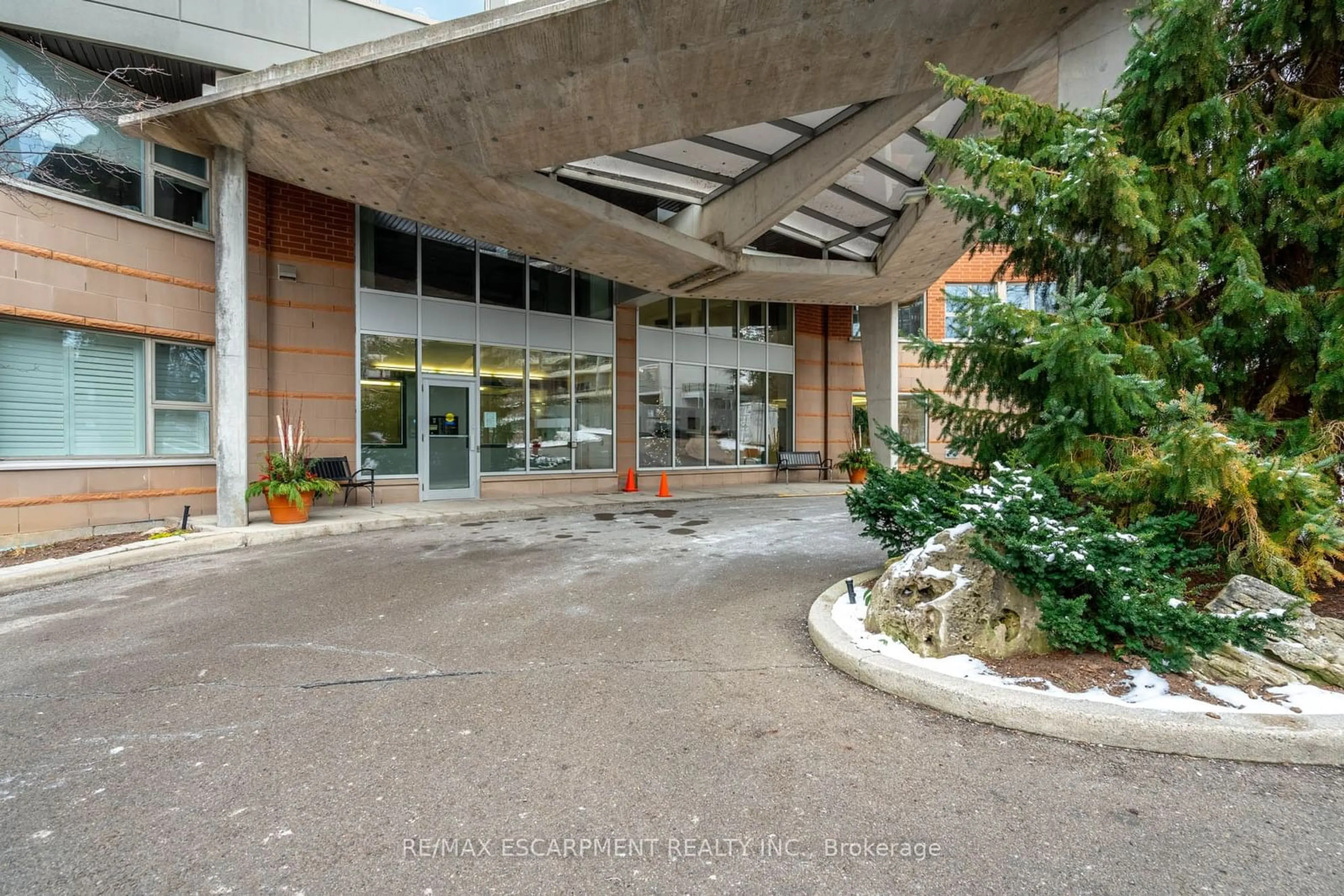 Indoor foyer for 77 GOVERNORS Rd #201, Hamilton Ontario L9H 7N8