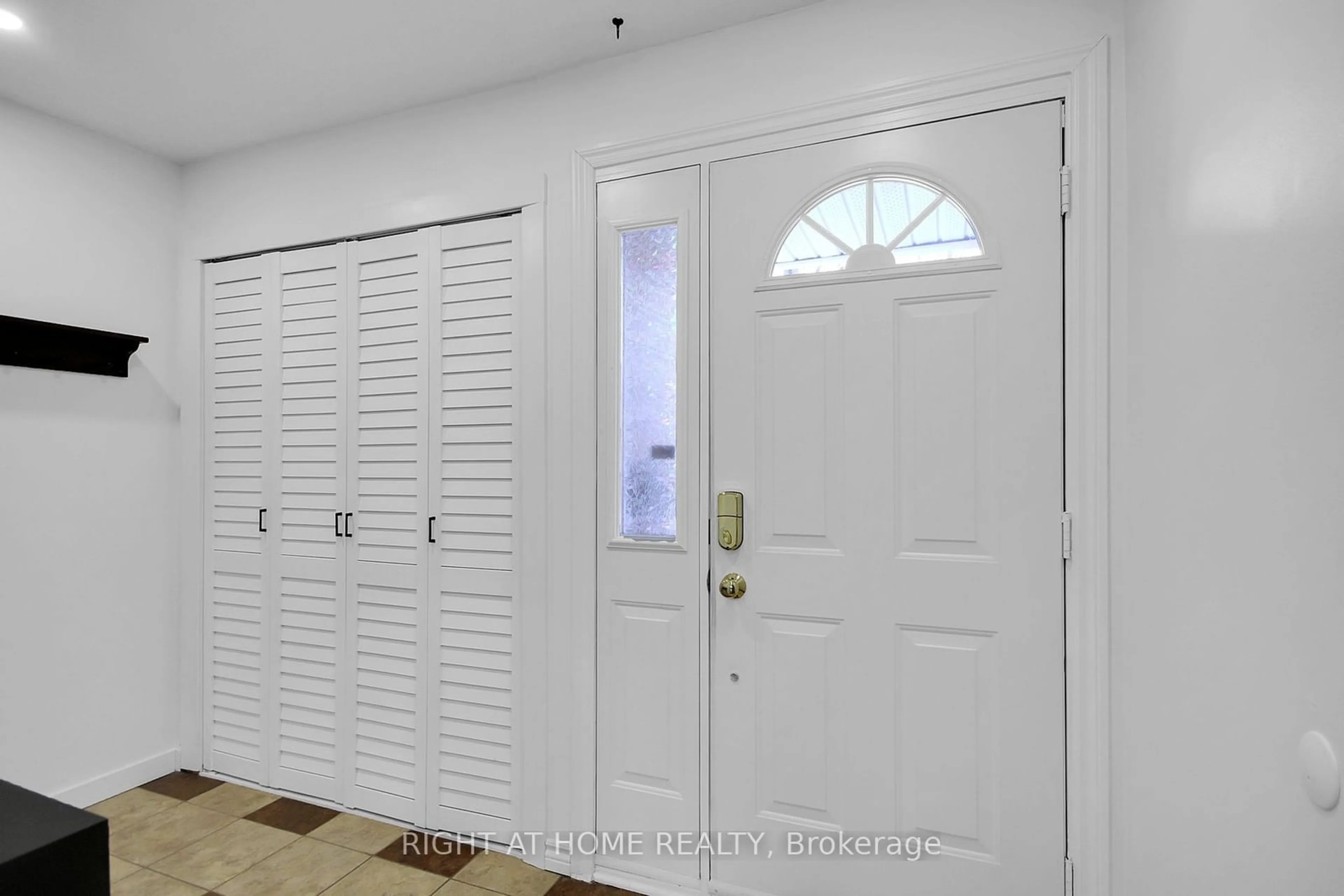 Indoor entryway for 2126 Canberra Pl, Cyrville - Carson Grove - Pineview Ontario K1B 4R4