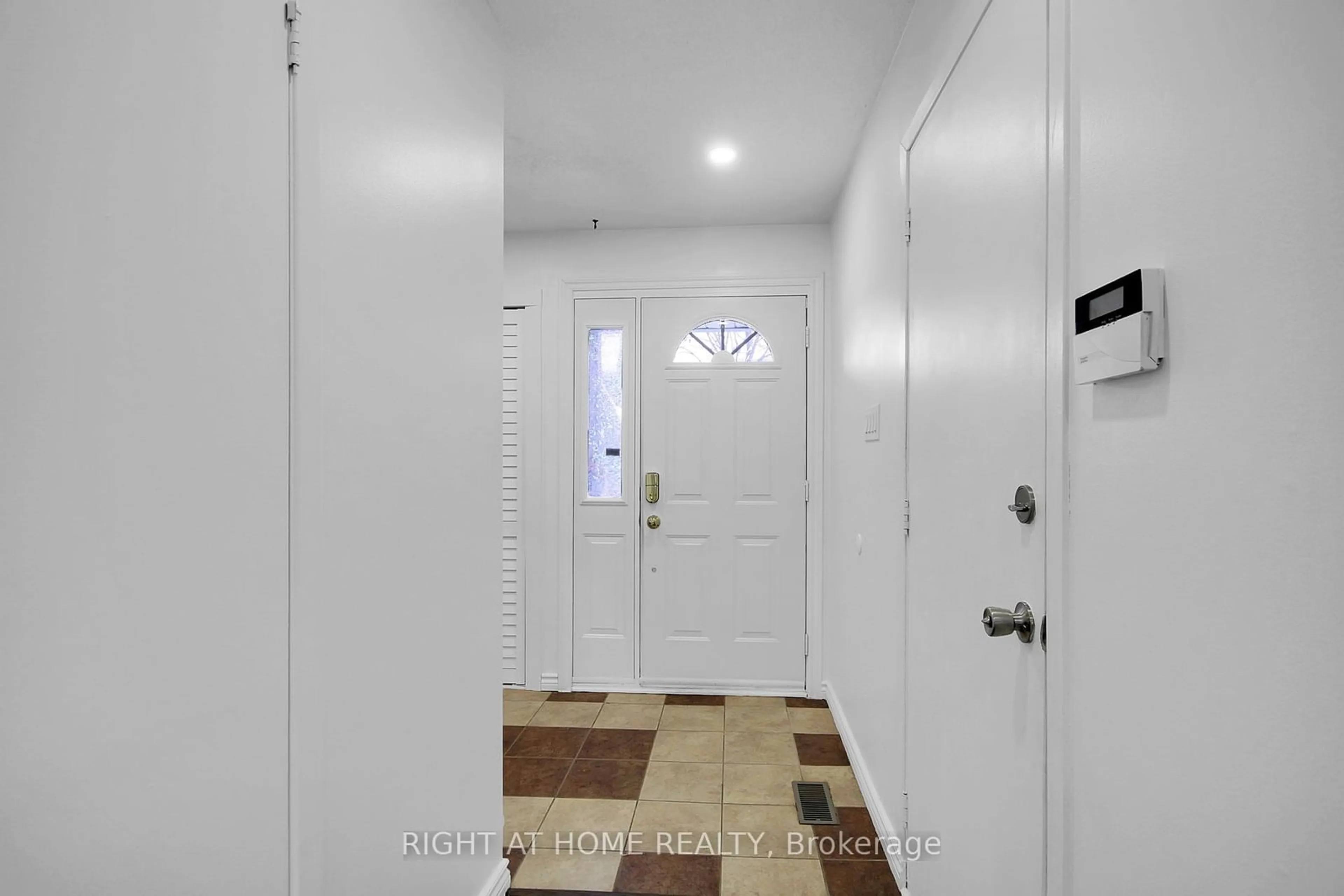 Indoor entryway for 2126 Canberra Pl, Cyrville - Carson Grove - Pineview Ontario K1B 4R4