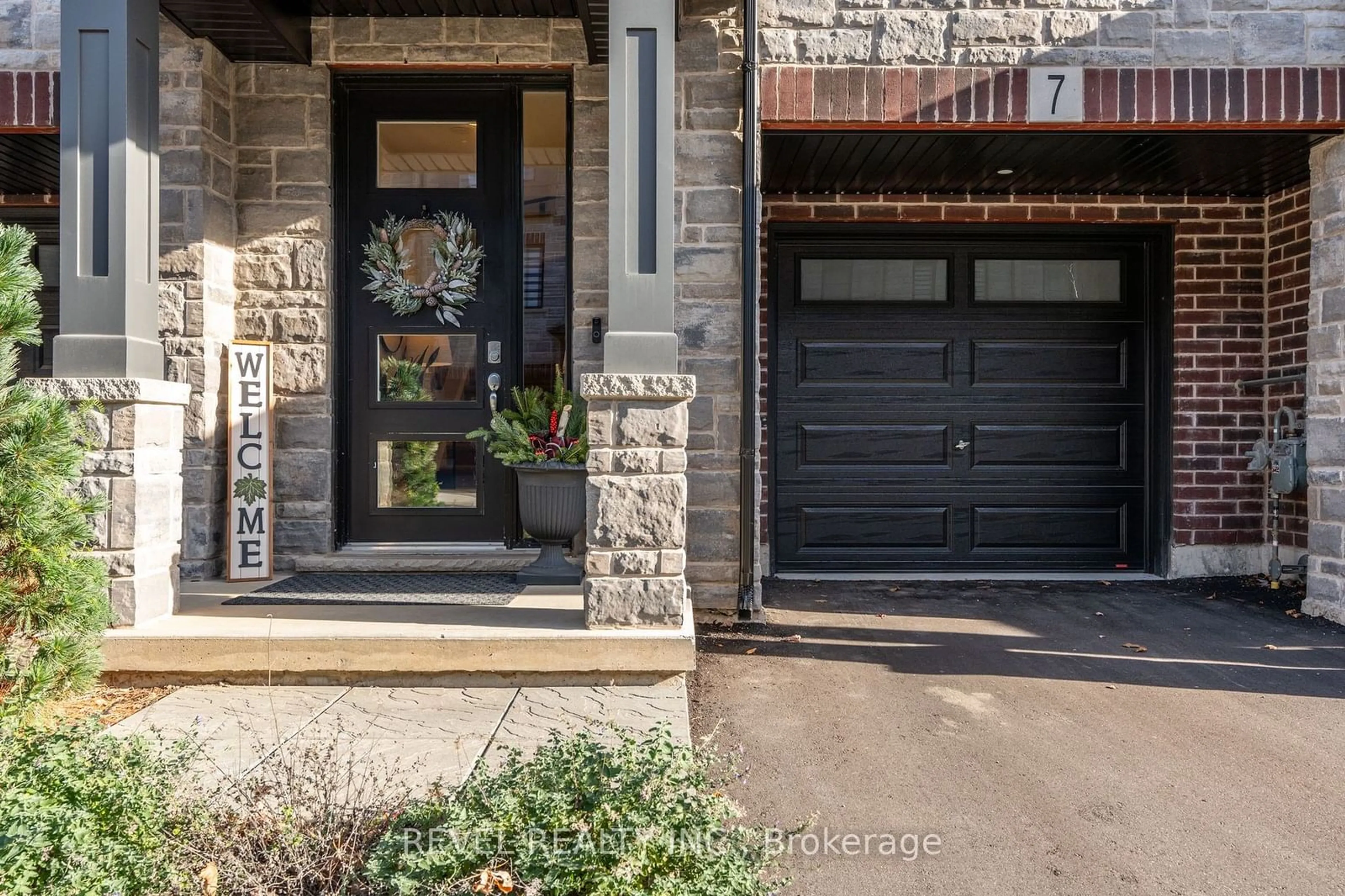 Indoor entryway for 187 Wilson St #7, Hamilton Ontario L9G 0J3