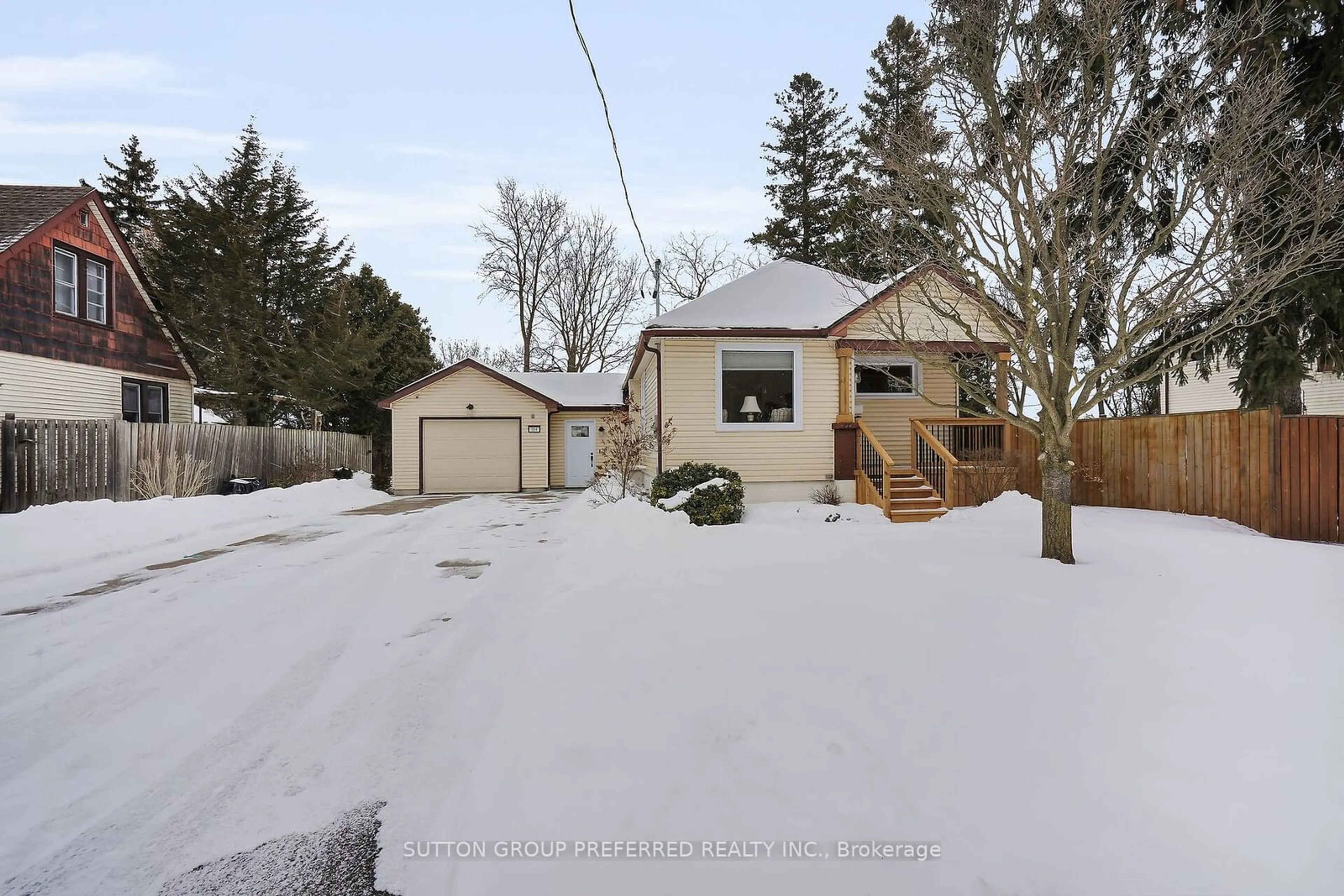 A pic from outside/outdoor area/front of a property/back of a property/a pic from drone, street for 184 Harley St, London Ontario N5Y 2C4