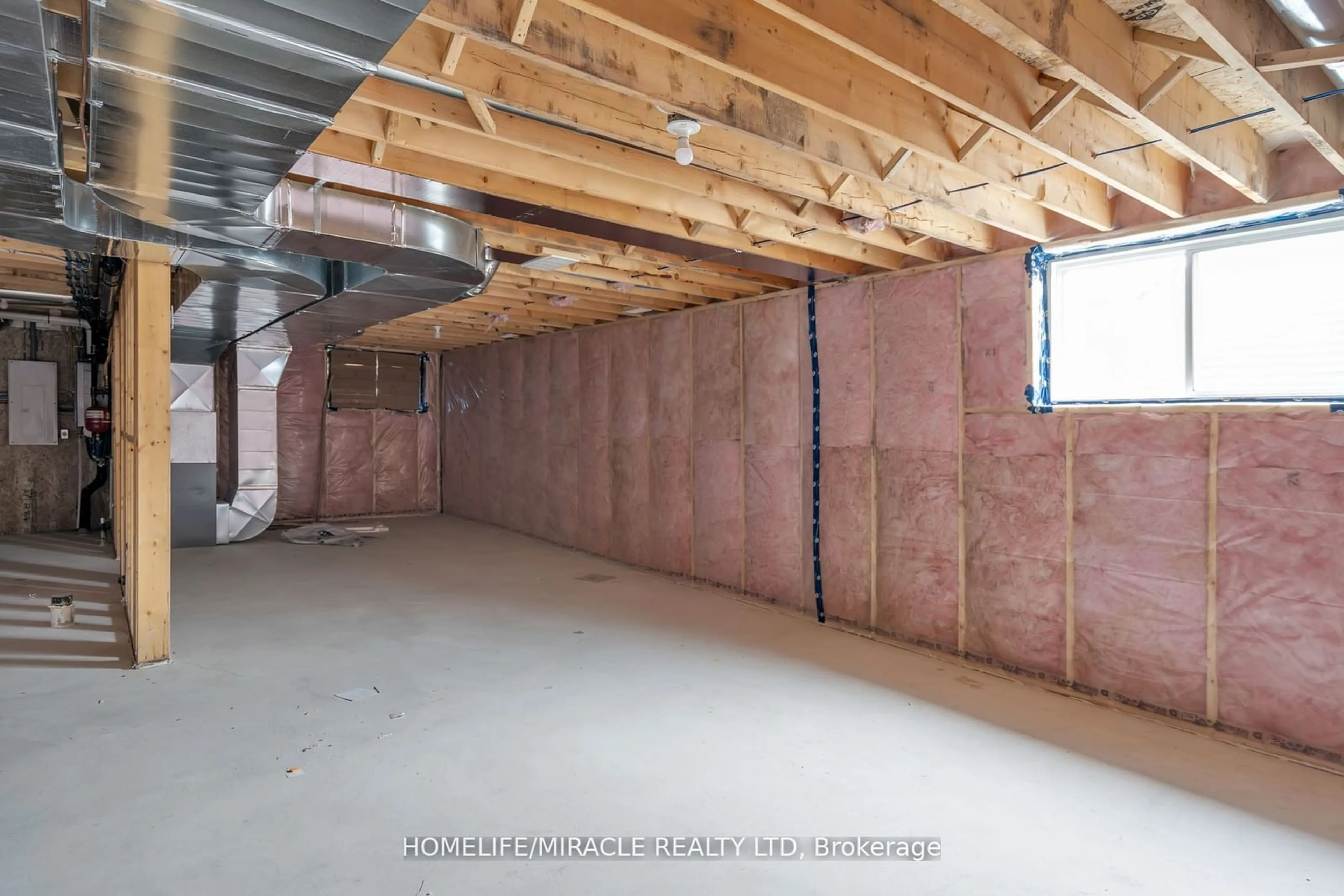 Indoor garage for 115 Jefferson St, Lucan Biddulph Ontario N0M 2J0