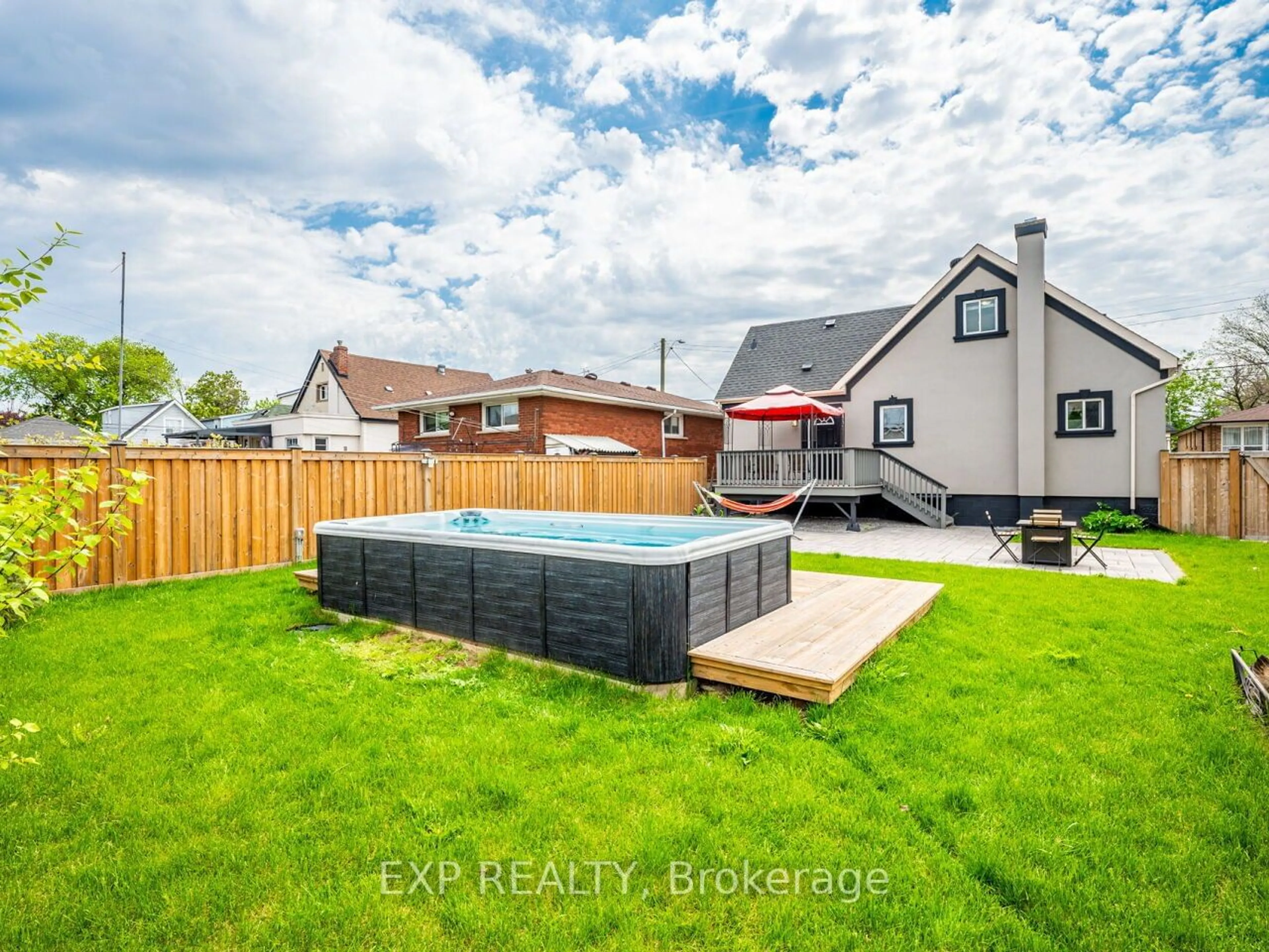 A pic from outside/outdoor area/front of a property/back of a property/a pic from drone, street for 95 Edinburgh Ave, Hamilton Ontario L8H 2C6