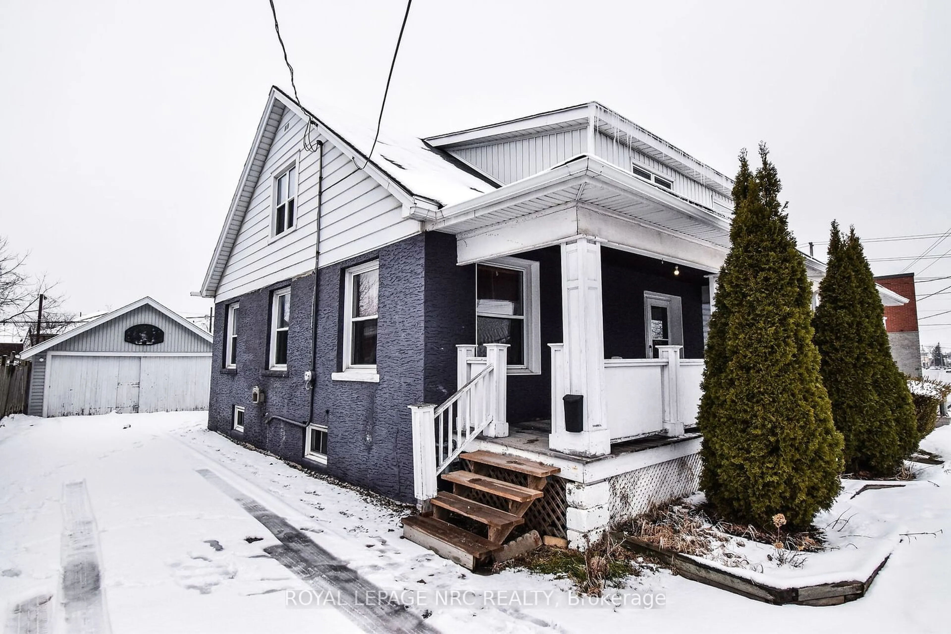 Home with vinyl exterior material, street for 109 Pine St, Thorold Ontario L2V 3M2