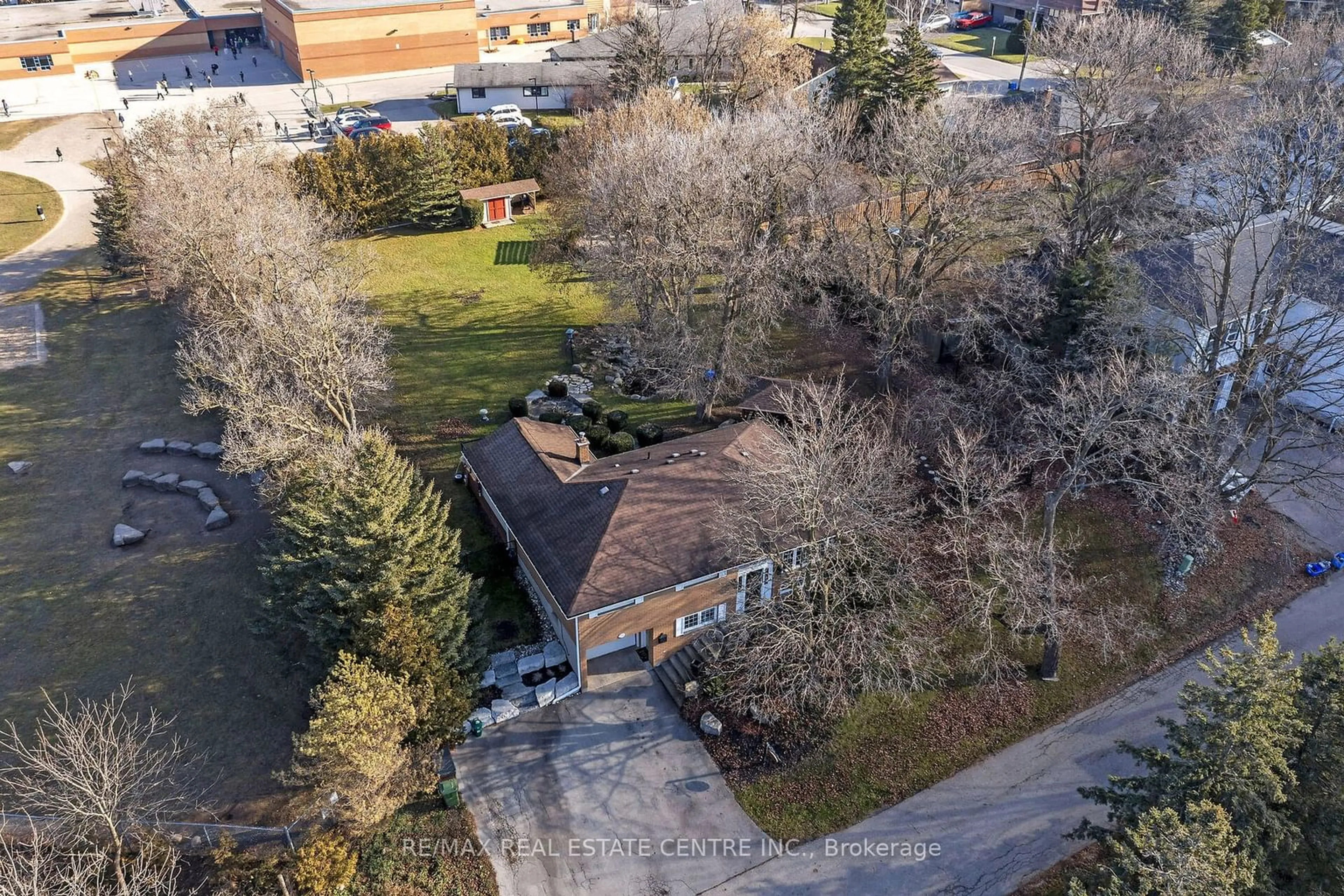 A pic from outside/outdoor area/front of a property/back of a property/a pic from drone, unknown for 23 Woolen Mill Lane, Erin Ontario N0B 1T0