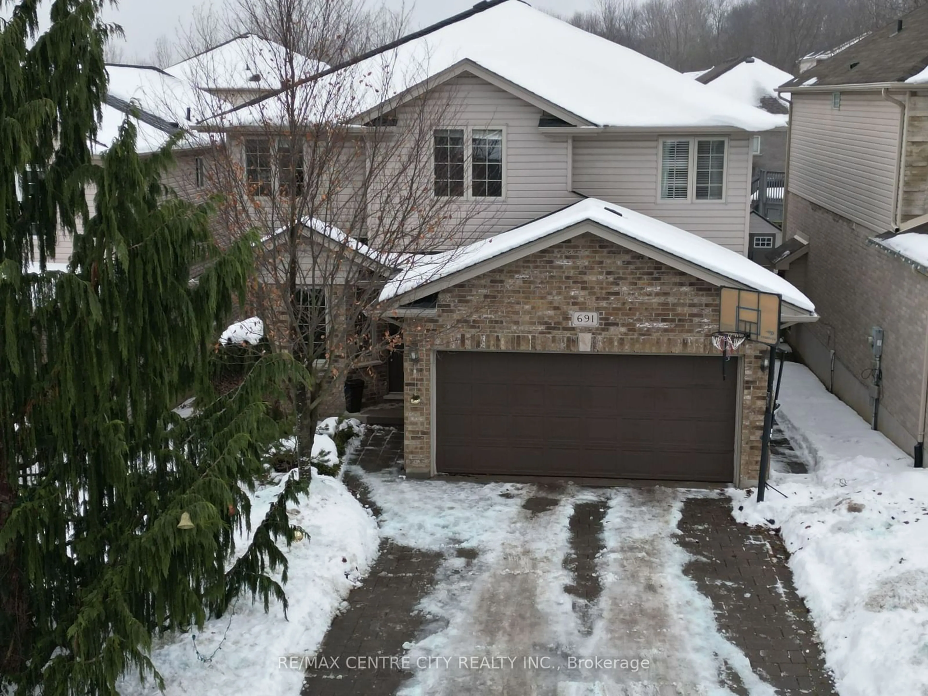 A pic from outside/outdoor area/front of a property/back of a property/a pic from drone, street for 691 Clearwater Cres, London Ontario N5X 4J7