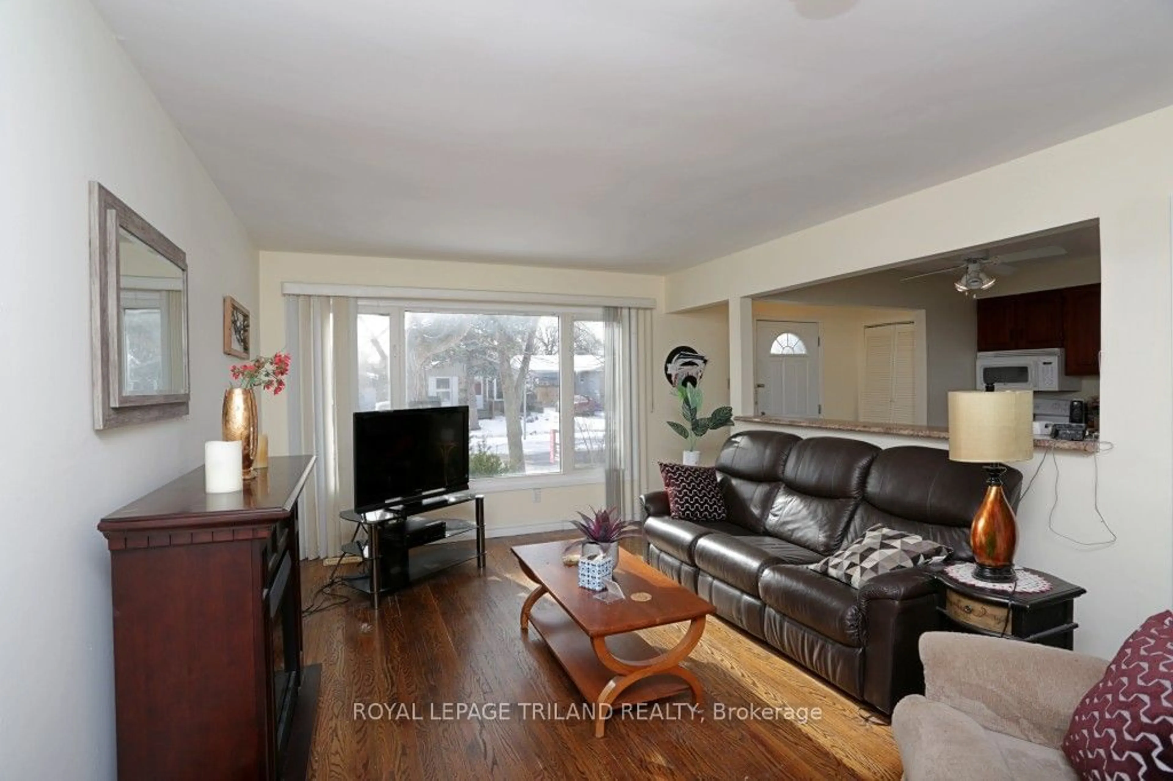 Living room with furniture, wood/laminate floor for 89 Renny Cres, London Ontario N6E 2C4