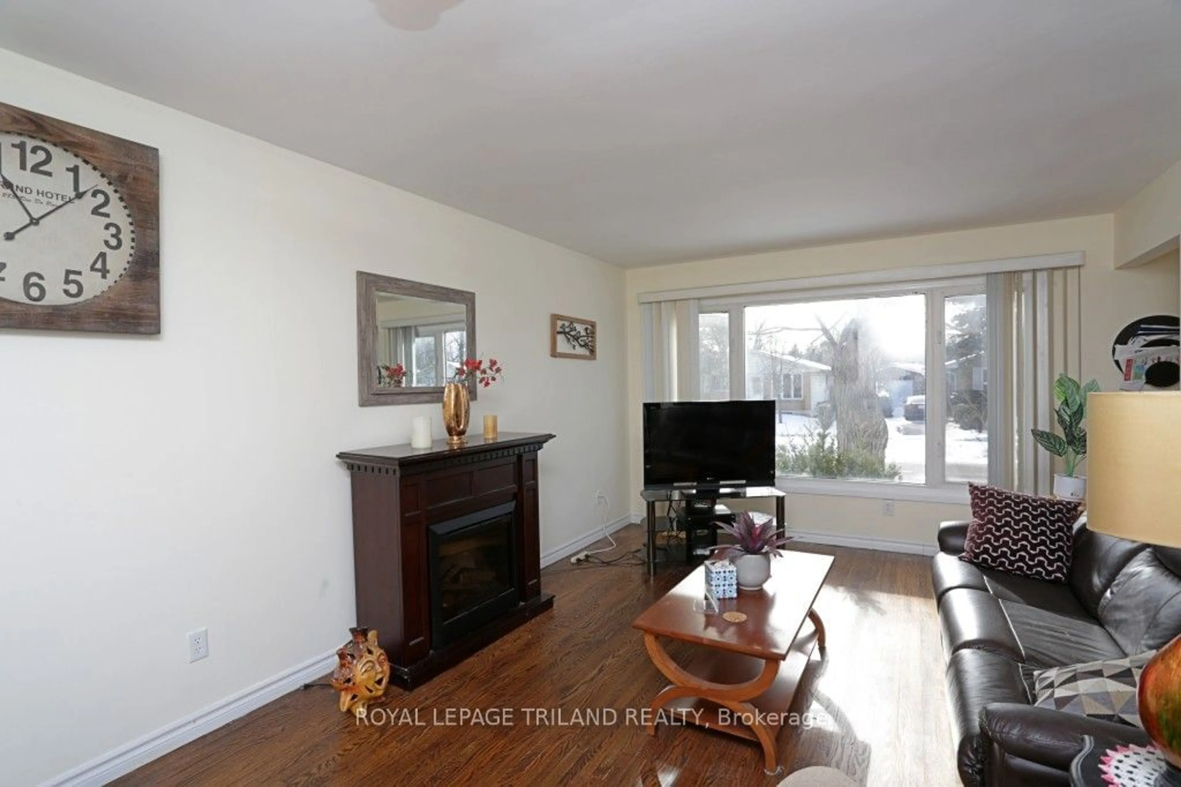 Living room with furniture, wood/laminate floor for 89 Renny Cres, London Ontario N6E 2C4