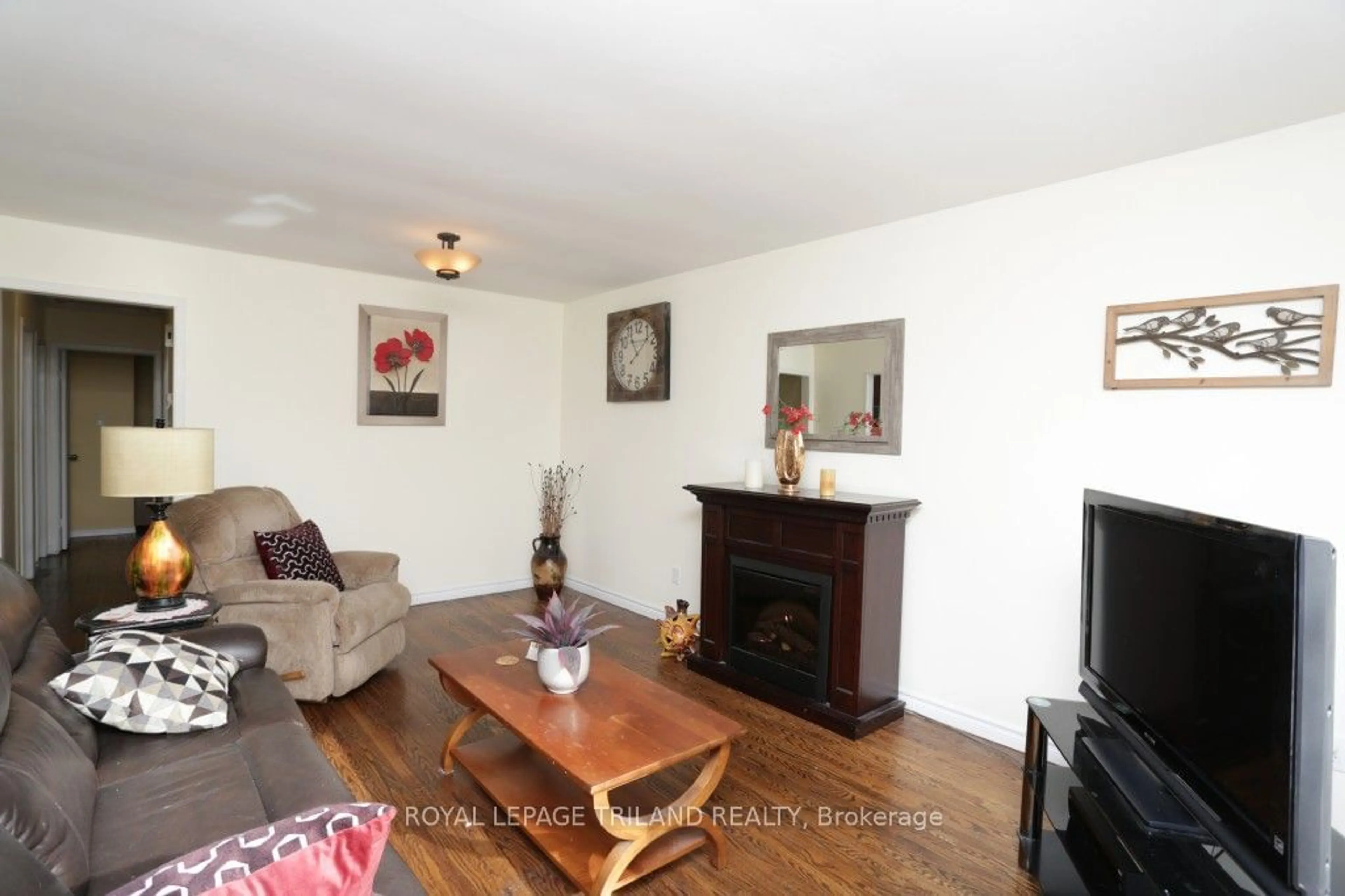 Living room with furniture, wood/laminate floor for 89 Renny Cres, London Ontario N6E 2C4