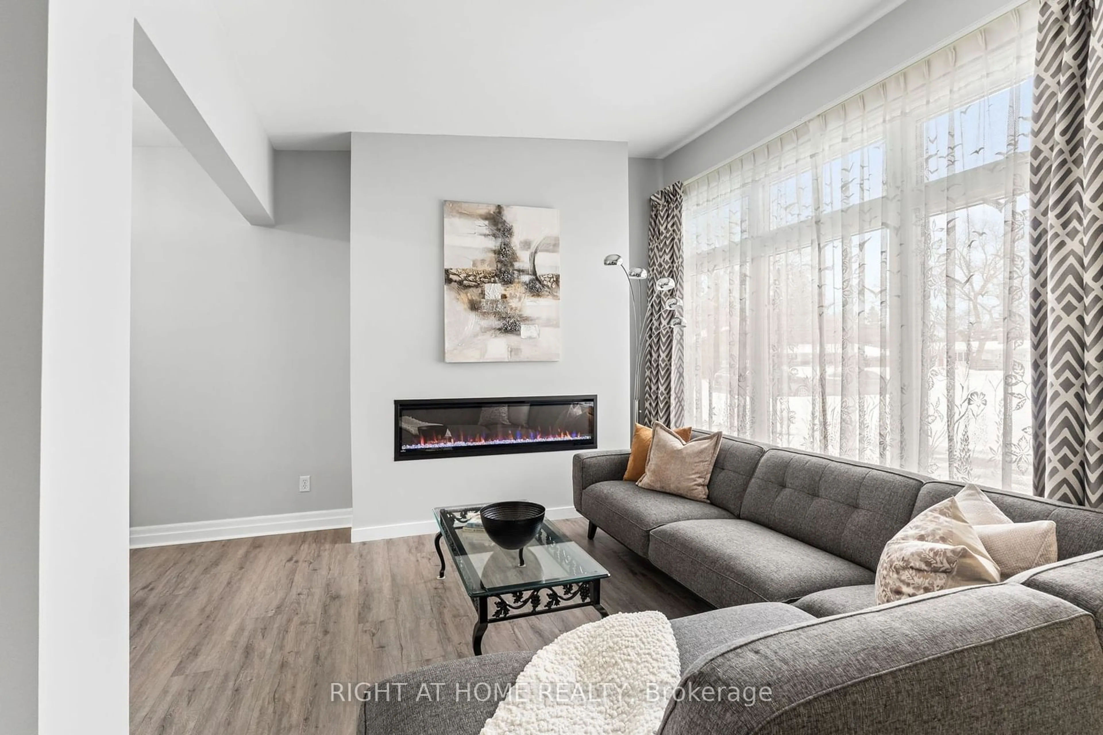 Living room with furniture, unknown for 27 Thorncliff Pl, Bells Corners and South to Fallowfield Ontario K2H 6L4