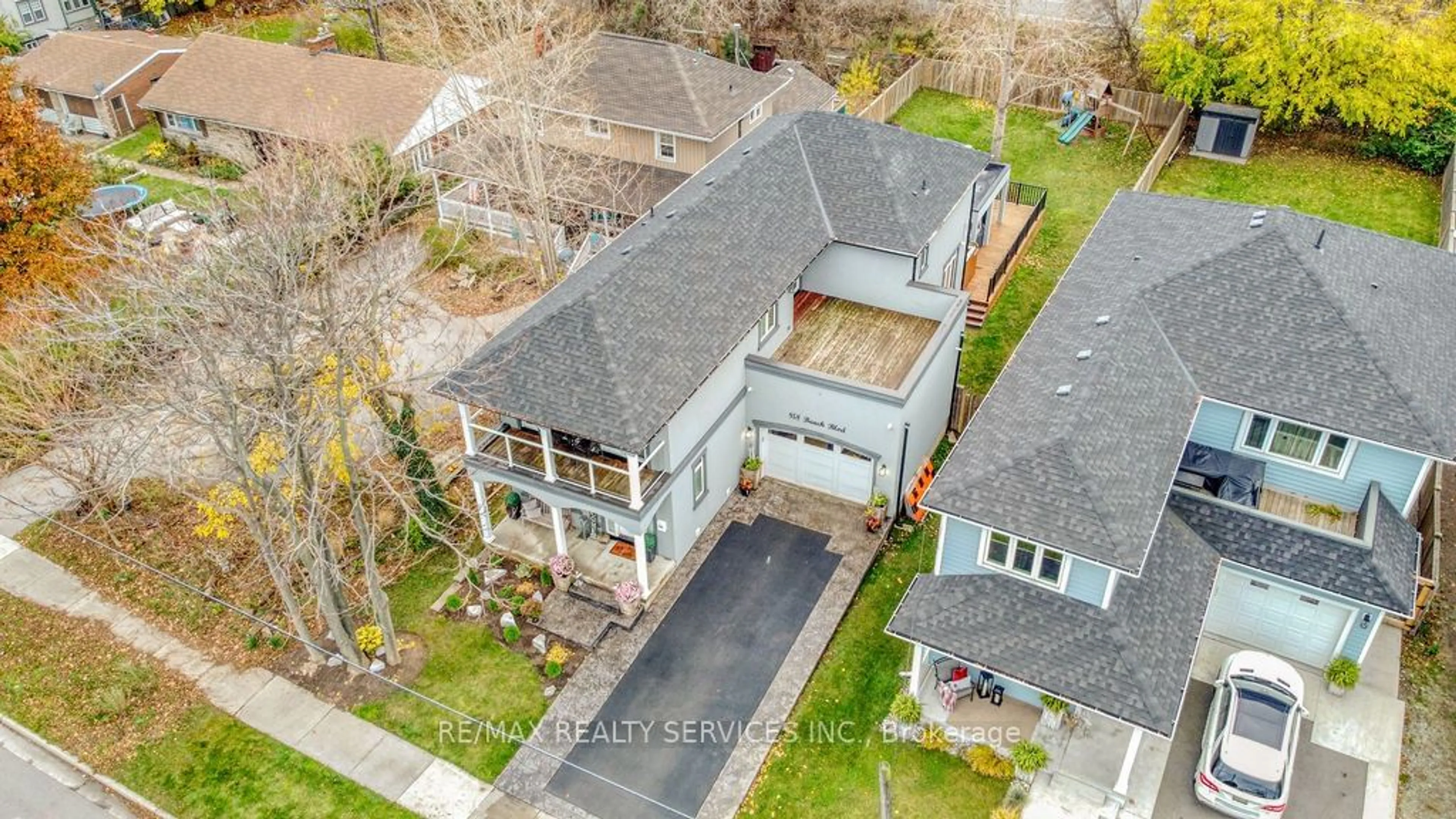 A pic from outside/outdoor area/front of a property/back of a property/a pic from drone, street for 958 Beach Blvd, Hamilton Ontario L8H 6Z4