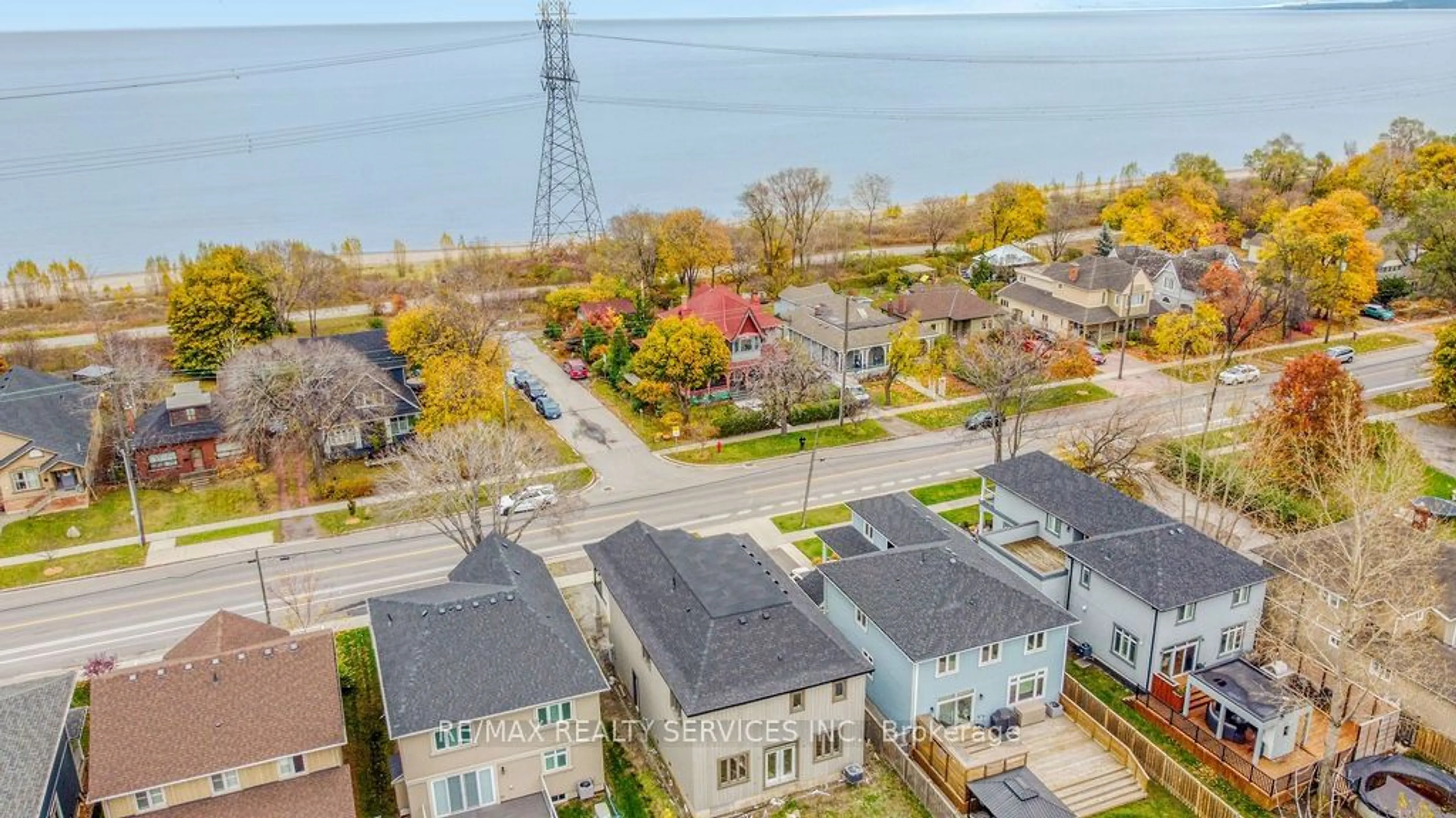 A pic from outside/outdoor area/front of a property/back of a property/a pic from drone, water/lake/river/ocean view for 958 Beach Blvd, Hamilton Ontario L8H 6Z4