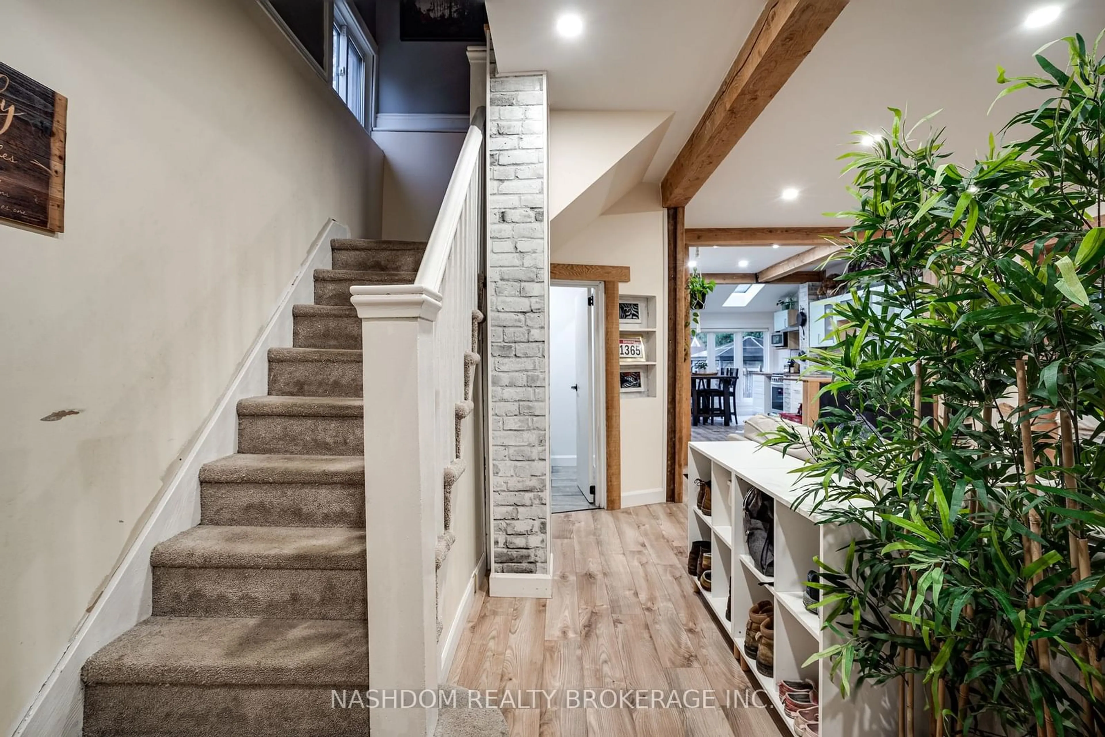 Indoor entryway for 157 East 19th St, Hamilton Ontario L9A 4S2