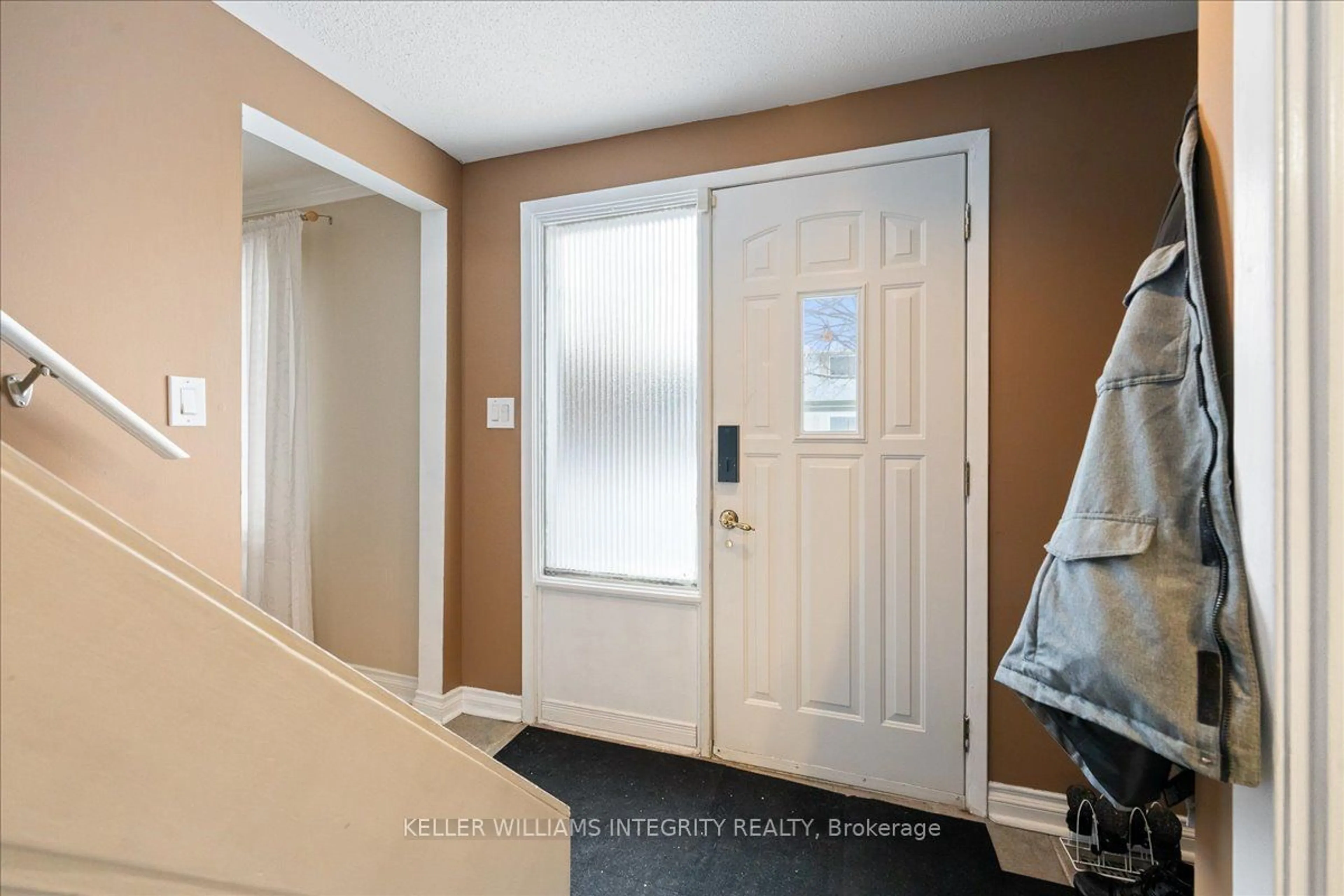 Indoor entryway for 1534 Beaverpond Dr #D, Cyrville - Carson Grove - Pineview Ontario K1B 3R9