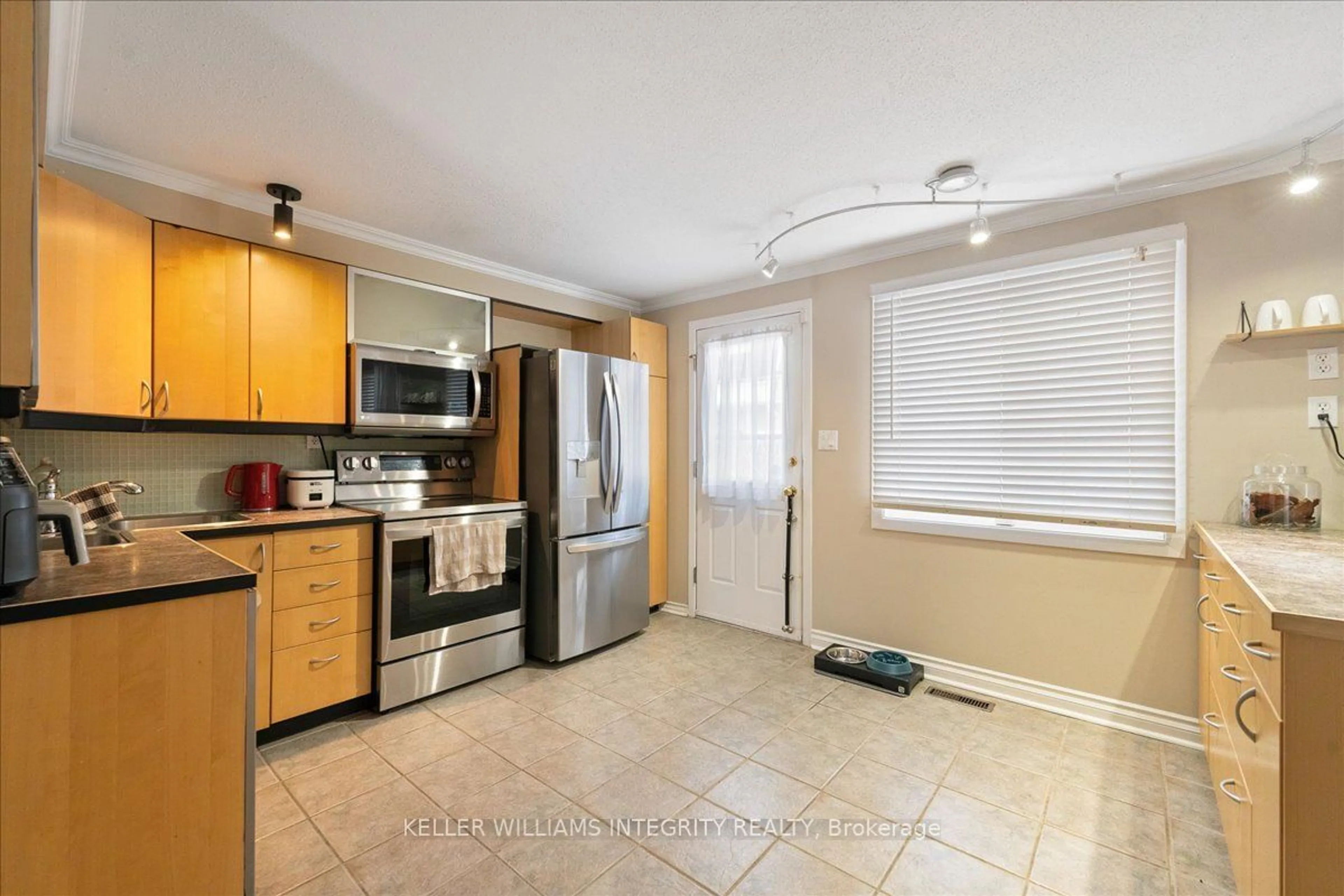 Standard kitchen, ceramic/tile floor for 1534 Beaverpond Dr #D, Cyrville - Carson Grove - Pineview Ontario K1B 3R9