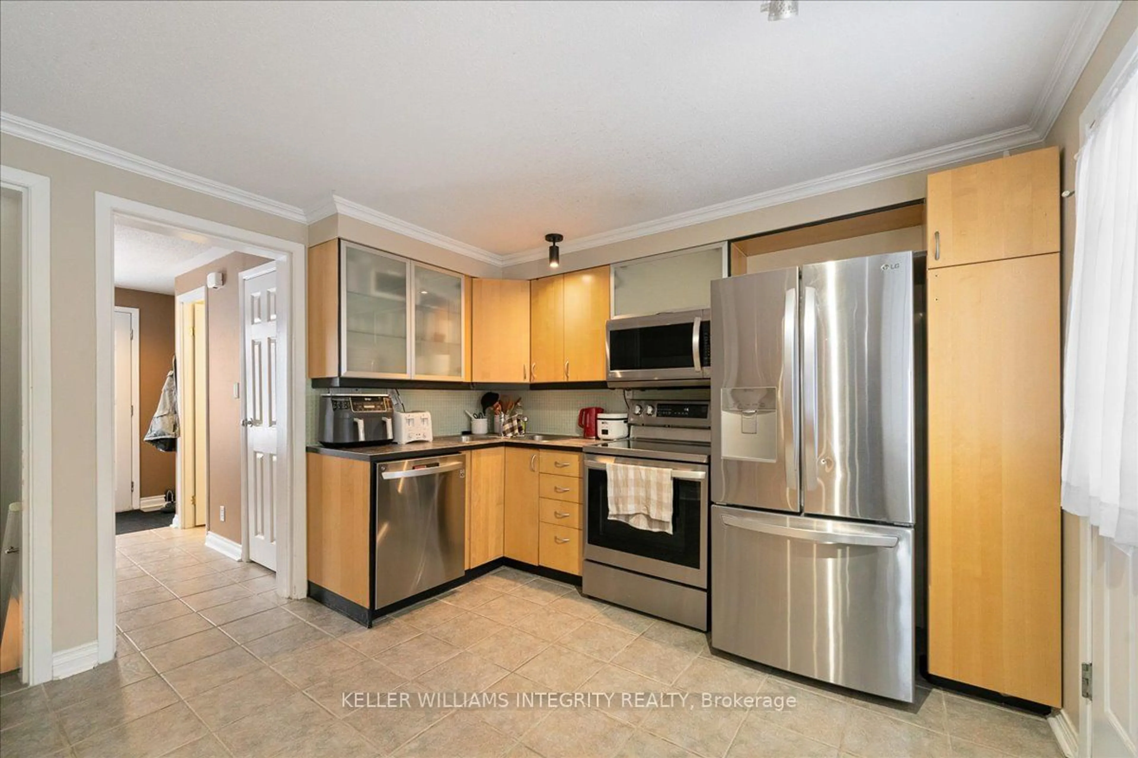 Standard kitchen, ceramic/tile floor for 1534 Beaverpond Dr #D, Cyrville - Carson Grove - Pineview Ontario K1B 3R9