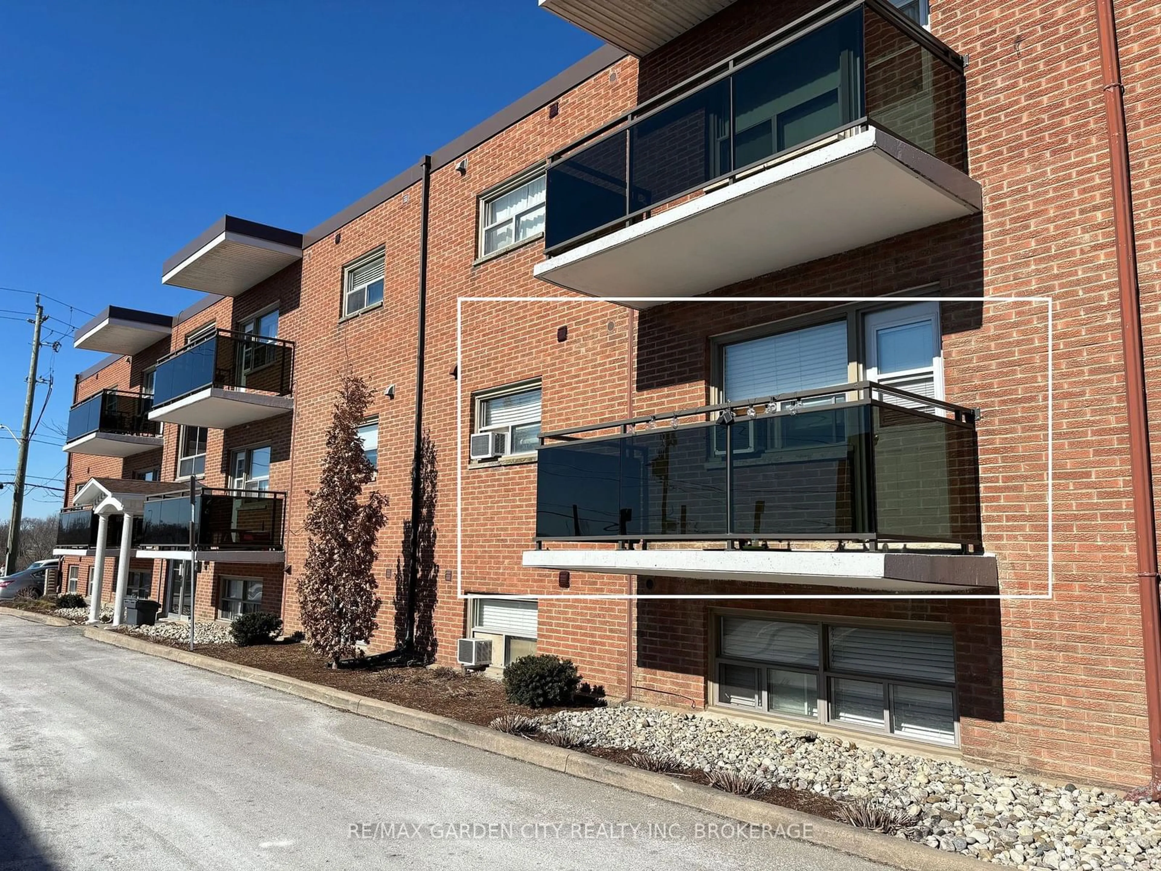 Home with brick exterior material, building for 264 OAKDALE Ave #205, St. Catharines Ontario L2P 2K4