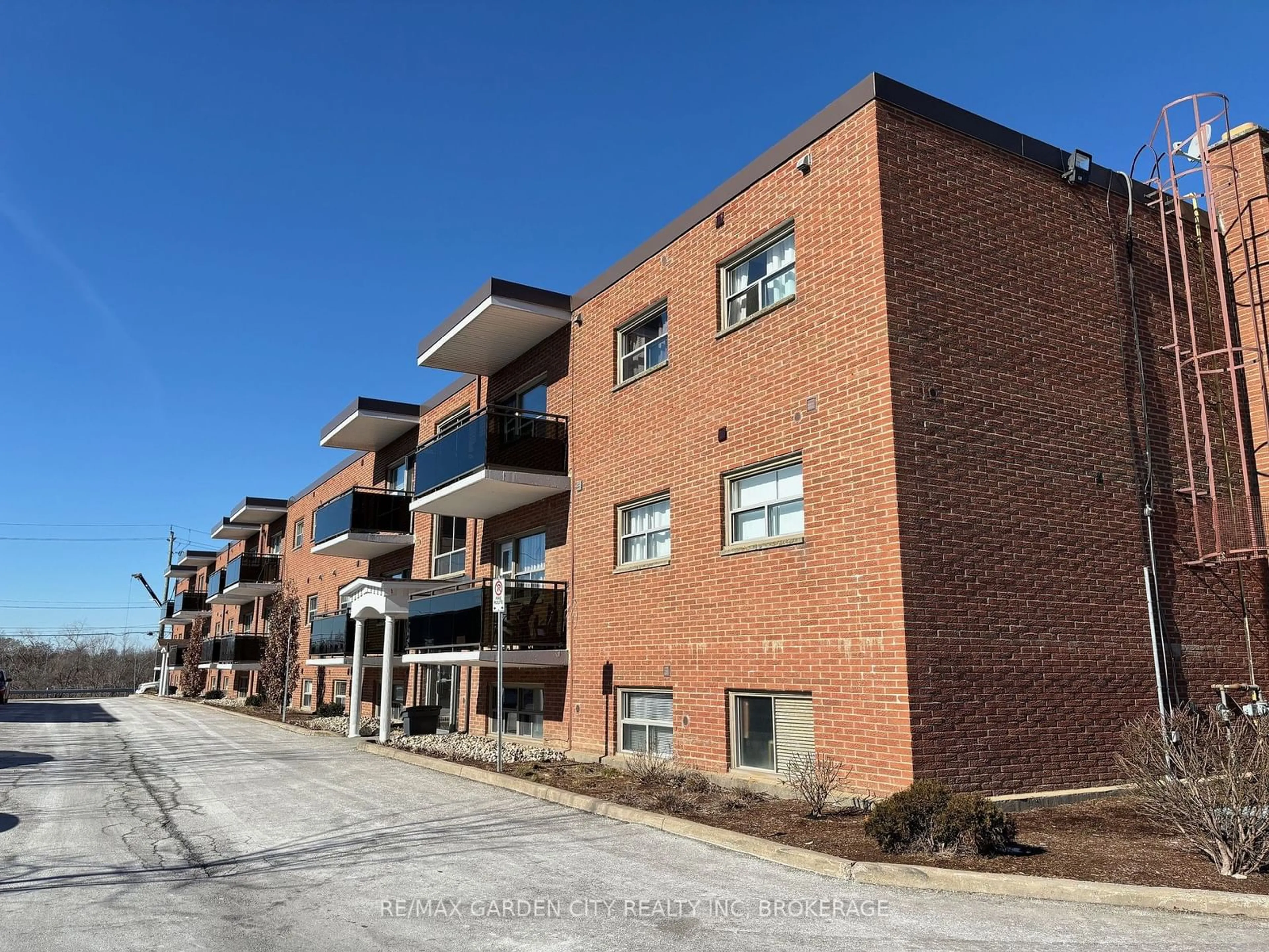 Home with brick exterior material, building for 264 OAKDALE Ave #205, St. Catharines Ontario L2P 2K4