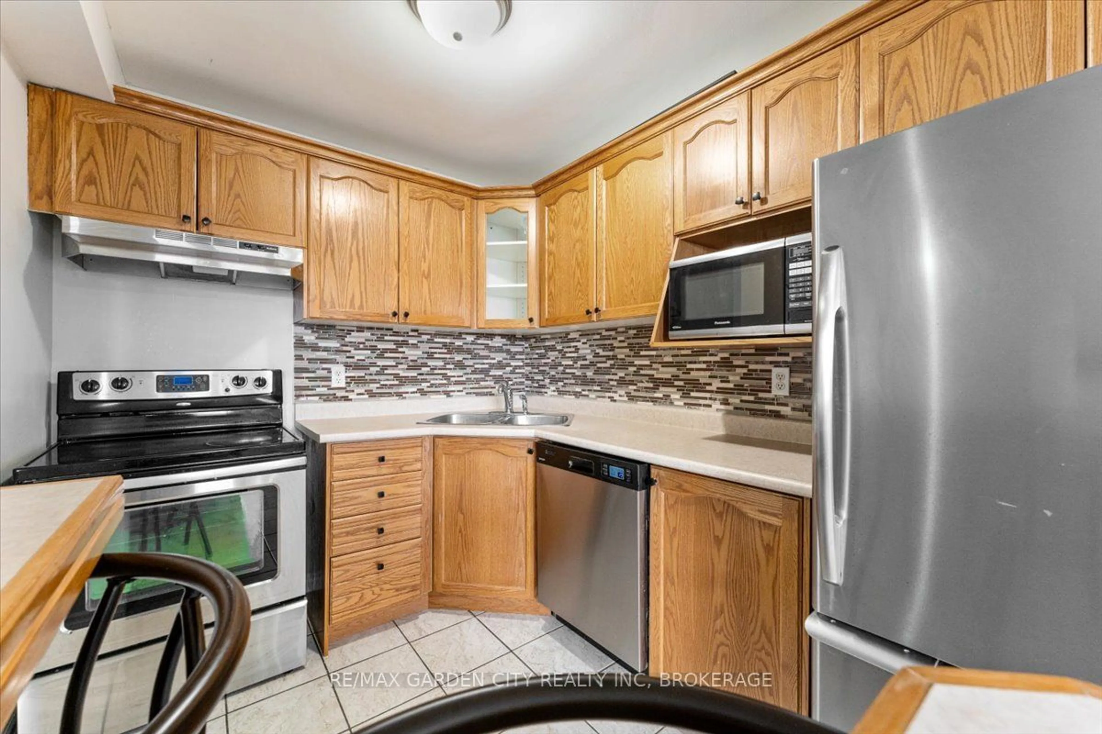 Standard kitchen, ceramic/tile floor for 264 OAKDALE Ave #205, St. Catharines Ontario L2P 2K4