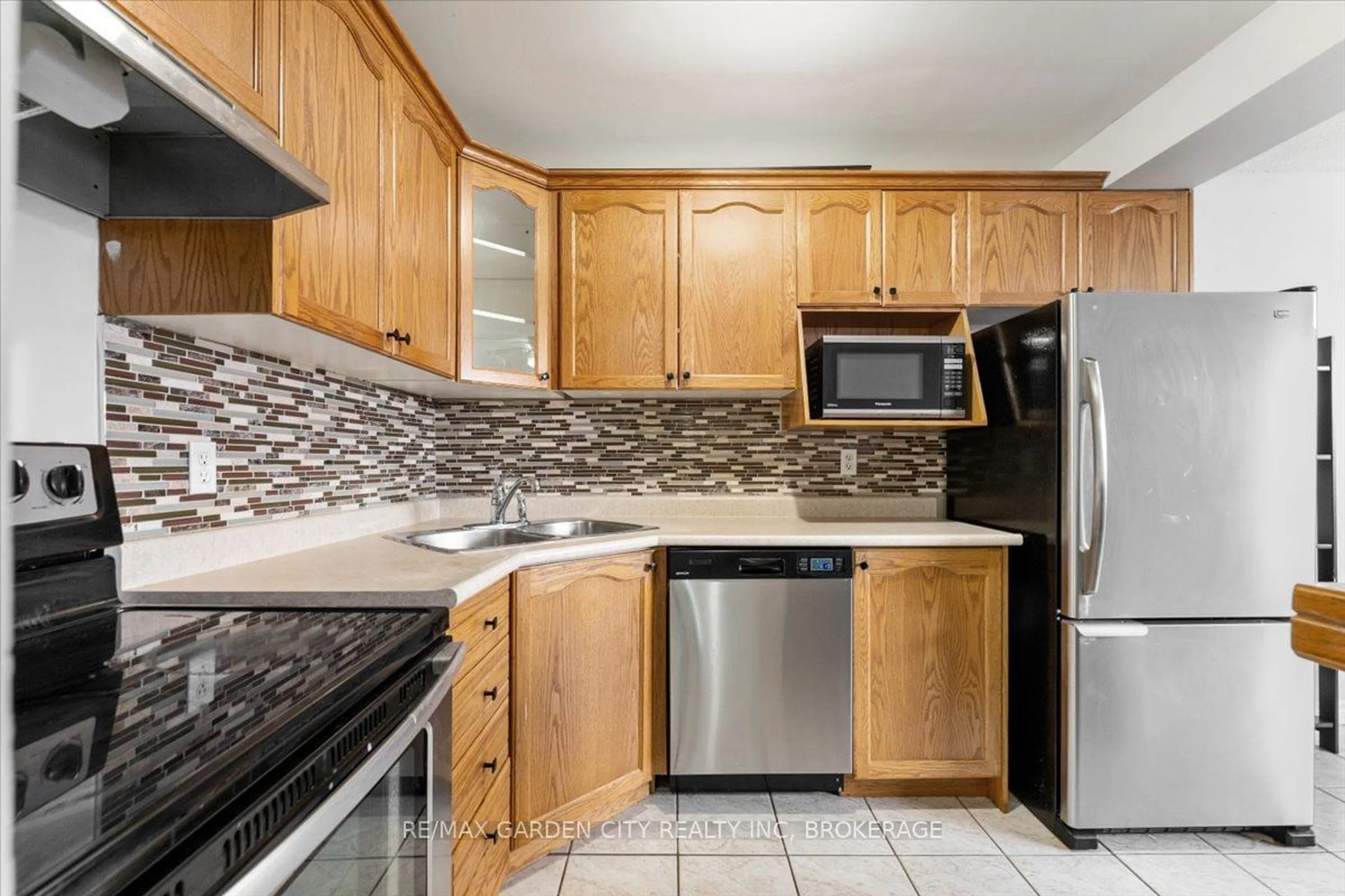 Standard kitchen, unknown for 264 OAKDALE Ave #205, St. Catharines Ontario L2P 2K4