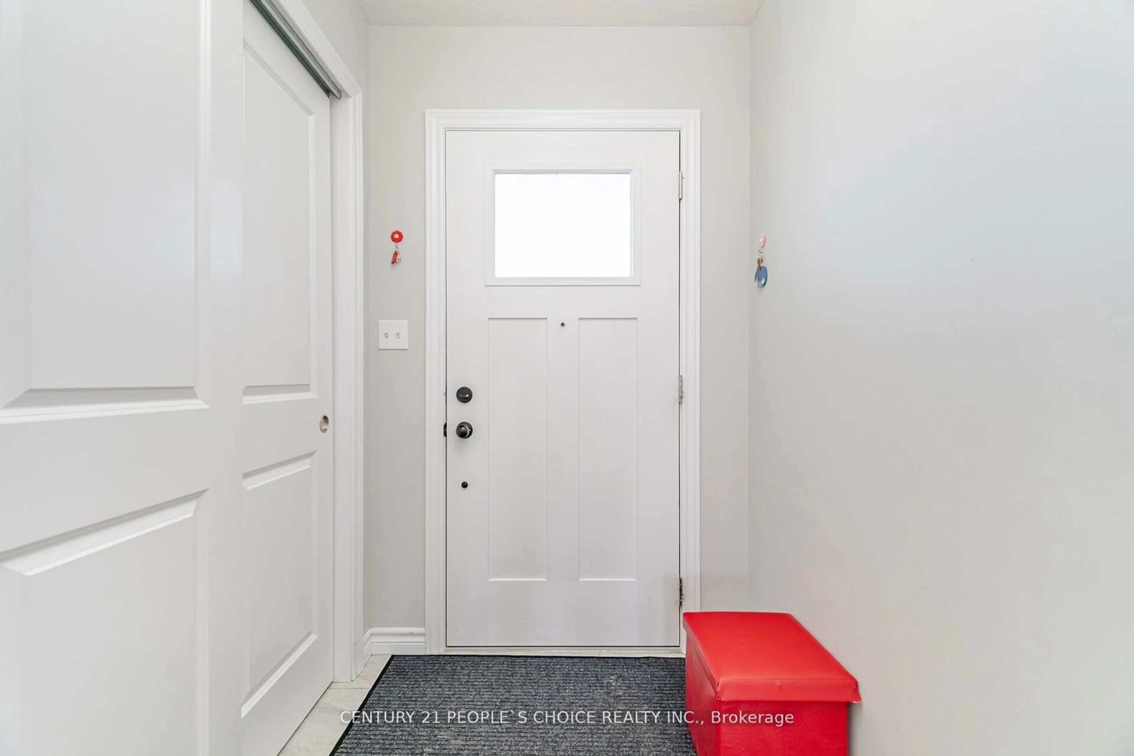 Indoor entryway for 135 Hollybrook Tr, Kitchener Ontario N2R 0P1